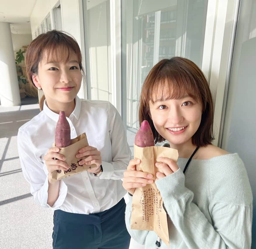 下村彩里さんのインスタグラム写真 - (下村彩里Instagram)「#さつまいも の季節🍠🍁  #布施アナ からいただきました〜  さつまいもは、収穫後少し常温で置いておくと甘くなるんですよね👀✨  私は#スイートポテト にして頂く予定☺️  #佐藤アナ　はどうやって食べるんだろう...?🥺👀  #最近登場が多い #布施　さん #ふたりとも #フィールドリポーター　で #お土産話　をよくします #お土産もありがとう😊  #佐藤ちひろ　アナ　@chihiro.sato_ex  #布施宏倖 アナ　@hiroyuki.fuse_ex  (※撮影時のみマスクを外しています)  #下村彩里」11月21日 11時58分 - sairi.shimomura_ex