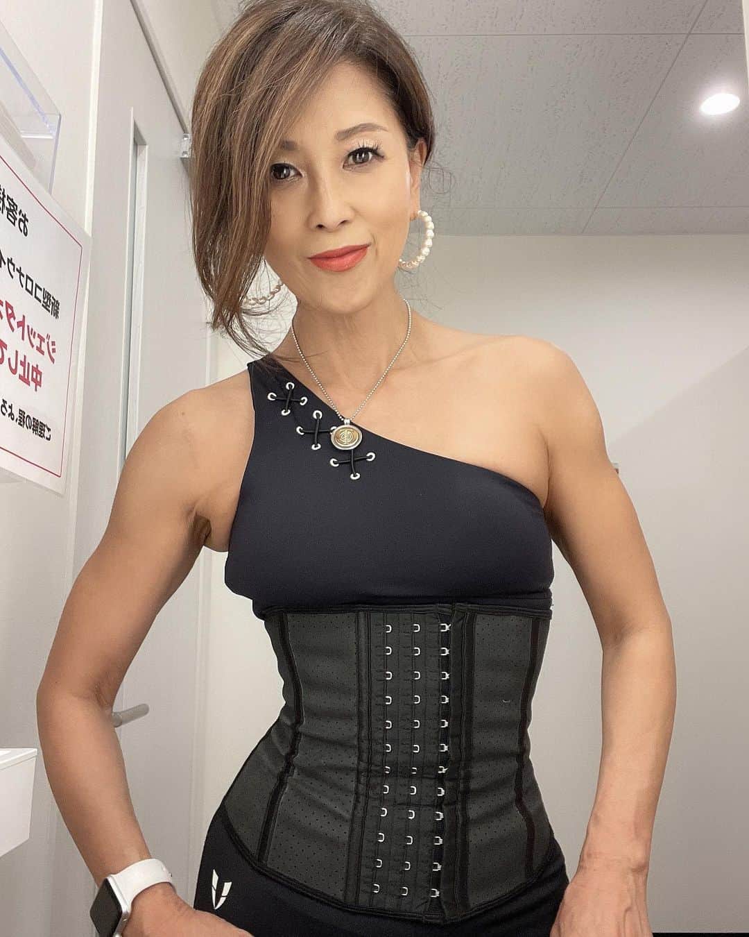 Naoko（なおこ）さんのインスタグラム写真 - (Naoko（なおこ）Instagram)「🏋️ 🏋️ 🏋️ 中高年の皆さん こんにちは。 中高年じゃない 皆さんも良く聞いておくれ。  我々高齢者の 特徴的なシルエット  身体が だんだん厚くなる😩  若いときは、 華奢な肩と 果てしなく 平たい下腹 横からみたら ペラペラなぐらい 薄いウエスト だったでしょ？  今は痩せても あの頃のような 身体は手に入りません。  だからこそ 自分の年代なりの 最高レベルの 身体を目指そーじゃ あーりませんか。  厚みはあるけど メリハリは もたせたい、、、  初心に戻ろうと 思います。   #今日のコーデ#ootd #筋トレ女子 #筋トレダイエット #筋トレ女子と繋がりたい #筋トレで減量 #くびれ#美ボディ #アラフィフ#あらふぃふ#なおこ語録#アラフィフコーデ#筋トレ日記 #筋トレ生活 #ボディメイク #50代の筋トレ #熊本 #アンチエイジング#kumamoto #Trainingmotivation #Bodybuilding#Muscletraining #fitnessmodel#training #gymgirl#Housemusiclove」11月21日 12時46分 - smile_naohibi