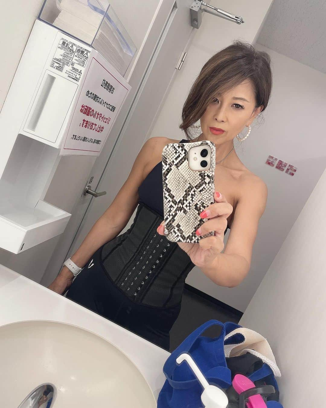 Naoko（なおこ）さんのインスタグラム写真 - (Naoko（なおこ）Instagram)「🏋️ 🏋️ 🏋️ 中高年の皆さん こんにちは。 中高年じゃない 皆さんも良く聞いておくれ。  我々高齢者の 特徴的なシルエット  身体が だんだん厚くなる😩  若いときは、 華奢な肩と 果てしなく 平たい下腹 横からみたら ペラペラなぐらい 薄いウエスト だったでしょ？  今は痩せても あの頃のような 身体は手に入りません。  だからこそ 自分の年代なりの 最高レベルの 身体を目指そーじゃ あーりませんか。  厚みはあるけど メリハリは もたせたい、、、  初心に戻ろうと 思います。   #今日のコーデ#ootd #筋トレ女子 #筋トレダイエット #筋トレ女子と繋がりたい #筋トレで減量 #くびれ#美ボディ #アラフィフ#あらふぃふ#なおこ語録#アラフィフコーデ#筋トレ日記 #筋トレ生活 #ボディメイク #50代の筋トレ #熊本 #アンチエイジング#kumamoto #Trainingmotivation #Bodybuilding#Muscletraining #fitnessmodel#training #gymgirl#Housemusiclove」11月21日 12時46分 - smile_naohibi