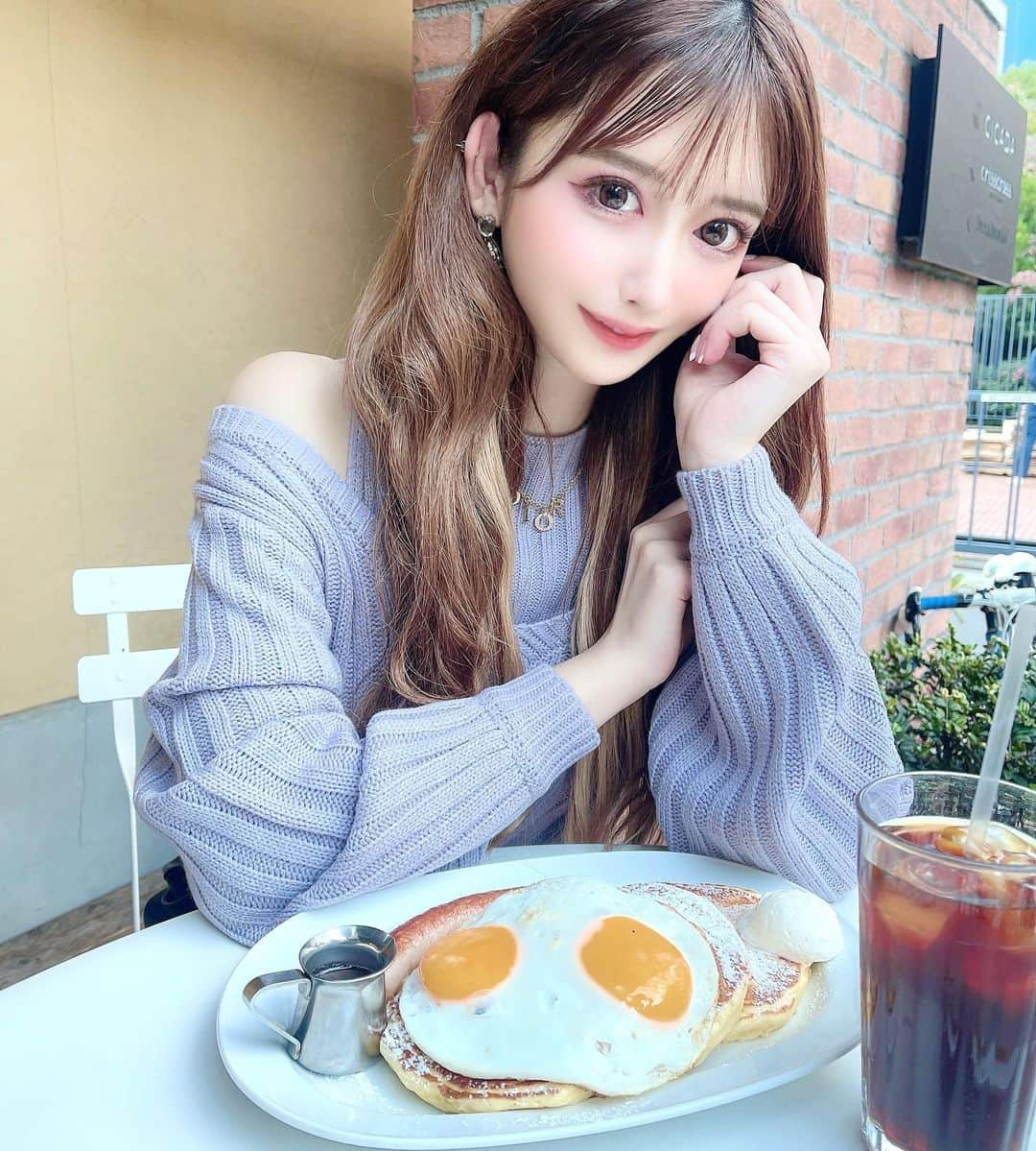 ゆうめろさんのインスタグラム写真 - (ゆうめろInstagram)「モーニングにもおすすめのカフェ🐣☀ 表参道にある 【Crisscross】に行ってきたよ！ 目玉焼きとソーセージが乗ったパンケーキが大人気🥞💓 パンケーキの生地がしっかりしていて 塩気のあるソーセージと一緒に合わせて美味しかった😋 ･ #表参道カフェ #表参道ランチ  #crisscross  #grl #グレイル #グレイル購入品 #プチプラコーデ」11月21日 12時47分 - yk.o0