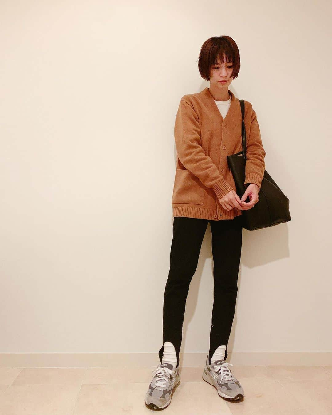 安田美沙子さんのインスタグラム写真 - (安田美沙子Instagram)「いつかの私服。  捨てる予定の糸を使ったニット @rye_tender  気持ちよくて、素材が良くて、コンセプトも素敵🐏 今季はこればかり着ている。  そして、挑戦したかった @beautifulpeople_officialsite  のトレンカ🤍 センタープレスでストレッチ効いていて、こればっかり履いてる✨  ママチャリ私服🚴‍♀️  #pants #knit #bag #shoes #ryetender  #beautifulpeople #newbalance #therow #ootd #wear #光くらめ」11月21日 12時58分 - yasuda_misako