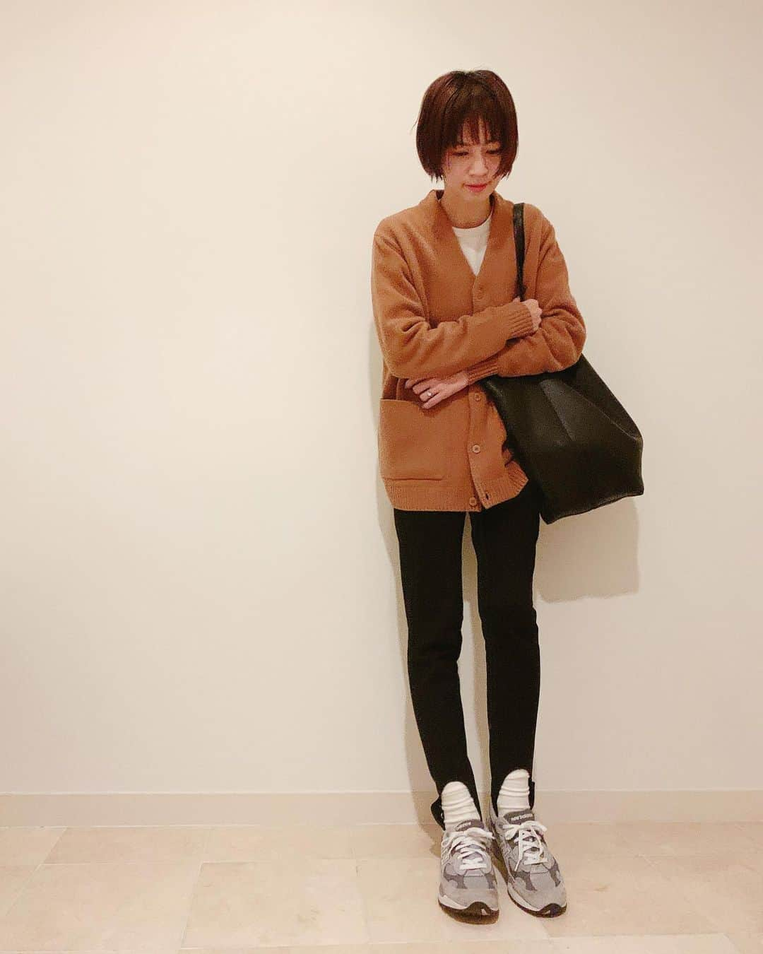 安田美沙子さんのインスタグラム写真 - (安田美沙子Instagram)「いつかの私服。  捨てる予定の糸を使ったニット @rye_tender  気持ちよくて、素材が良くて、コンセプトも素敵🐏 今季はこればかり着ている。  そして、挑戦したかった @beautifulpeople_officialsite  のトレンカ🤍 センタープレスでストレッチ効いていて、こればっかり履いてる✨  ママチャリ私服🚴‍♀️  #pants #knit #bag #shoes #ryetender  #beautifulpeople #newbalance #therow #ootd #wear #光くらめ」11月21日 12時58分 - yasuda_misako