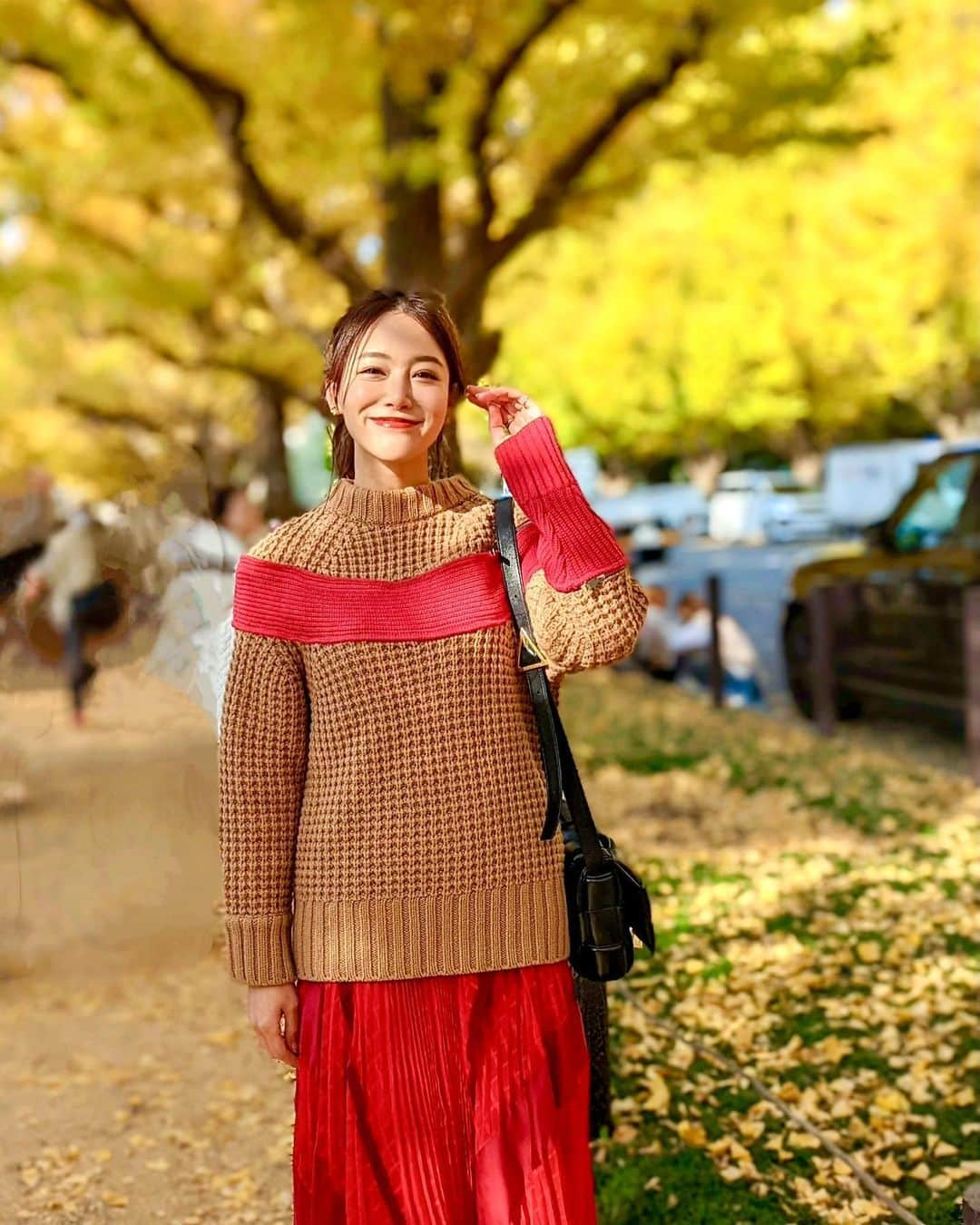 石井里奈さんのインスタグラム写真 - (石井里奈Instagram)「こんにちは☀️ 今日は東京の紅葉の写真を🍁✨ . 明治神宮外苑のいちょう並木💛 いちょうの黄色のもみじの絨毯がすごく綺麗なの💕 まさに秋を感じられる場所。 . すごい人だったけど行けてよかったな🧡✨ . tops... @sacaiofficial  skirt... @sacaiofficial  bag... @newbottega  . 紅葉カラーのコーデ❤️黄色い世界にぴったり🙆‍♀️ シェイクシャックでランチしたかったけど行列だったので、赤坂のオーセンティックでブロッコリーチーズバーガー🙆‍♀️❤️最高に美味しくていい休日になりました🧡 . 今日も素敵な1日を💕 . #りなまるコーデ #紅葉 #明治神宮外苑 #明治神宮外苑いちょう並木 #いちょう並木 #いちょう #銀杏並木 #外苑前駅 #ハンバーガー #sacai #sacaithepeople #サカイ #秋服コーデ #秋コーデ #秋服 #秋カラー #紅葉狩り #紅葉デート #humberger #紅葉シーズン #紅葉スポット #紅葉散歩 #紅葉の絨毯 #魔法の絨毯 #東京観光 #visitjapan #japan #visittokyo #東京 #外苑前いちょう並木」11月21日 12時52分 - ri7tin1025