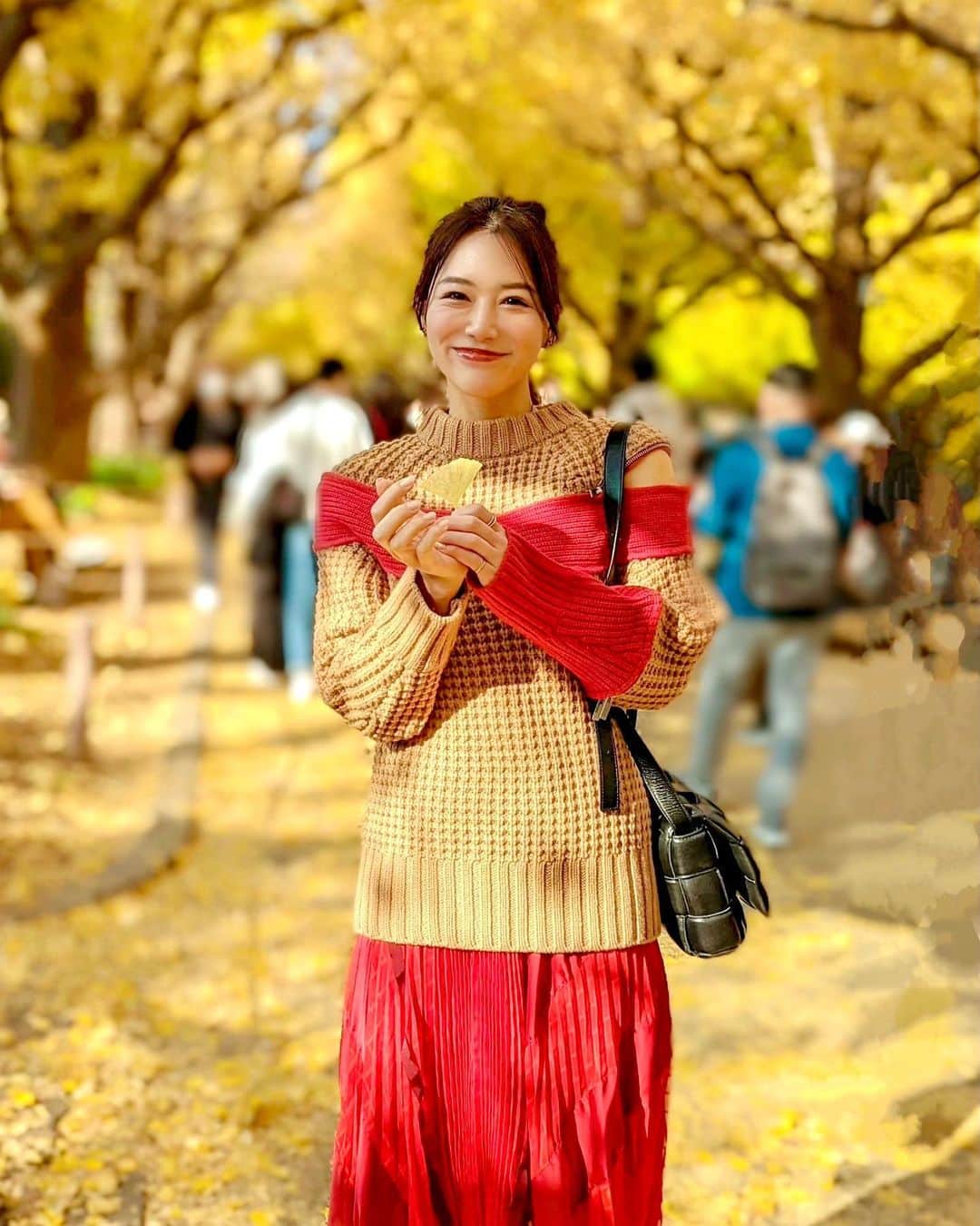 石井里奈さんのインスタグラム写真 - (石井里奈Instagram)「こんにちは☀️ 今日は東京の紅葉の写真を🍁✨ . 明治神宮外苑のいちょう並木💛 いちょうの黄色のもみじの絨毯がすごく綺麗なの💕 まさに秋を感じられる場所。 . すごい人だったけど行けてよかったな🧡✨ . tops... @sacaiofficial  skirt... @sacaiofficial  bag... @newbottega  . 紅葉カラーのコーデ❤️黄色い世界にぴったり🙆‍♀️ シェイクシャックでランチしたかったけど行列だったので、赤坂のオーセンティックでブロッコリーチーズバーガー🙆‍♀️❤️最高に美味しくていい休日になりました🧡 . 今日も素敵な1日を💕 . #りなまるコーデ #紅葉 #明治神宮外苑 #明治神宮外苑いちょう並木 #いちょう並木 #いちょう #銀杏並木 #外苑前駅 #ハンバーガー #sacai #sacaithepeople #サカイ #秋服コーデ #秋コーデ #秋服 #秋カラー #紅葉狩り #紅葉デート #humberger #紅葉シーズン #紅葉スポット #紅葉散歩 #紅葉の絨毯 #魔法の絨毯 #東京観光 #visitjapan #japan #visittokyo #東京 #外苑前いちょう並木」11月21日 12時52分 - ri7tin1025