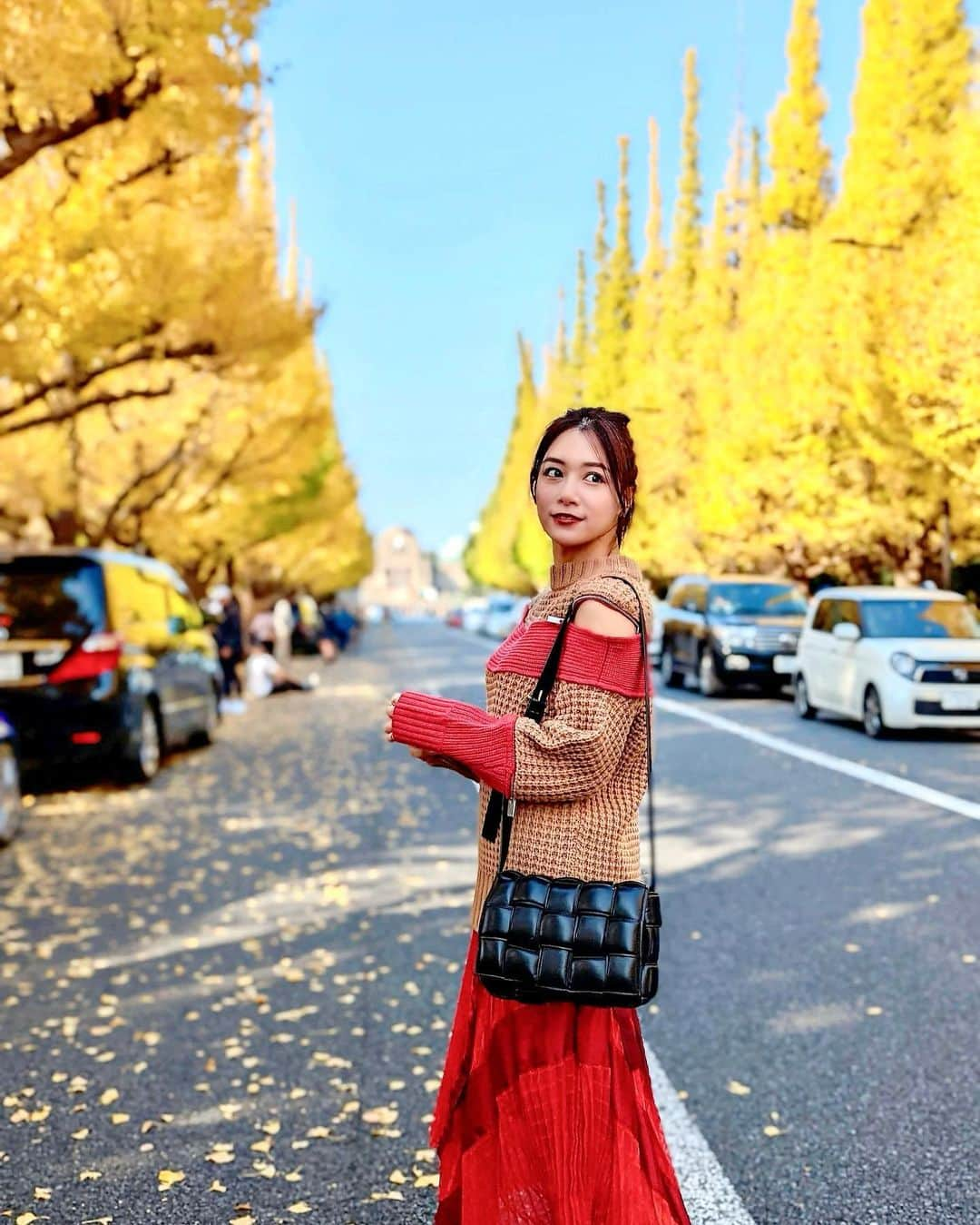 石井里奈さんのインスタグラム写真 - (石井里奈Instagram)「こんにちは☀️ 今日は東京の紅葉の写真を🍁✨ . 明治神宮外苑のいちょう並木💛 いちょうの黄色のもみじの絨毯がすごく綺麗なの💕 まさに秋を感じられる場所。 . すごい人だったけど行けてよかったな🧡✨ . tops... @sacaiofficial  skirt... @sacaiofficial  bag... @newbottega  . 紅葉カラーのコーデ❤️黄色い世界にぴったり🙆‍♀️ シェイクシャックでランチしたかったけど行列だったので、赤坂のオーセンティックでブロッコリーチーズバーガー🙆‍♀️❤️最高に美味しくていい休日になりました🧡 . 今日も素敵な1日を💕 . #りなまるコーデ #紅葉 #明治神宮外苑 #明治神宮外苑いちょう並木 #いちょう並木 #いちょう #銀杏並木 #外苑前駅 #ハンバーガー #sacai #sacaithepeople #サカイ #秋服コーデ #秋コーデ #秋服 #秋カラー #紅葉狩り #紅葉デート #humberger #紅葉シーズン #紅葉スポット #紅葉散歩 #紅葉の絨毯 #魔法の絨毯 #東京観光 #visitjapan #japan #visittokyo #東京 #外苑前いちょう並木」11月21日 12時52分 - ri7tin1025