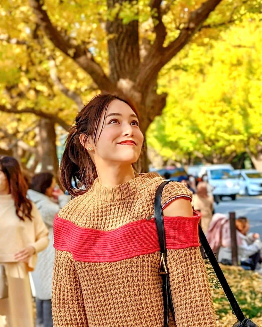 石井里奈さんのインスタグラム写真 - (石井里奈Instagram)「こんにちは☀️ 今日は東京の紅葉の写真を🍁✨ . 明治神宮外苑のいちょう並木💛 いちょうの黄色のもみじの絨毯がすごく綺麗なの💕 まさに秋を感じられる場所。 . すごい人だったけど行けてよかったな🧡✨ . tops... @sacaiofficial  skirt... @sacaiofficial  bag... @newbottega  . 紅葉カラーのコーデ❤️黄色い世界にぴったり🙆‍♀️ シェイクシャックでランチしたかったけど行列だったので、赤坂のオーセンティックでブロッコリーチーズバーガー🙆‍♀️❤️最高に美味しくていい休日になりました🧡 . 今日も素敵な1日を💕 . #りなまるコーデ #紅葉 #明治神宮外苑 #明治神宮外苑いちょう並木 #いちょう並木 #いちょう #銀杏並木 #外苑前駅 #ハンバーガー #sacai #sacaithepeople #サカイ #秋服コーデ #秋コーデ #秋服 #秋カラー #紅葉狩り #紅葉デート #humberger #紅葉シーズン #紅葉スポット #紅葉散歩 #紅葉の絨毯 #魔法の絨毯 #東京観光 #visitjapan #japan #visittokyo #東京 #外苑前いちょう並木」11月21日 12時52分 - ri7tin1025