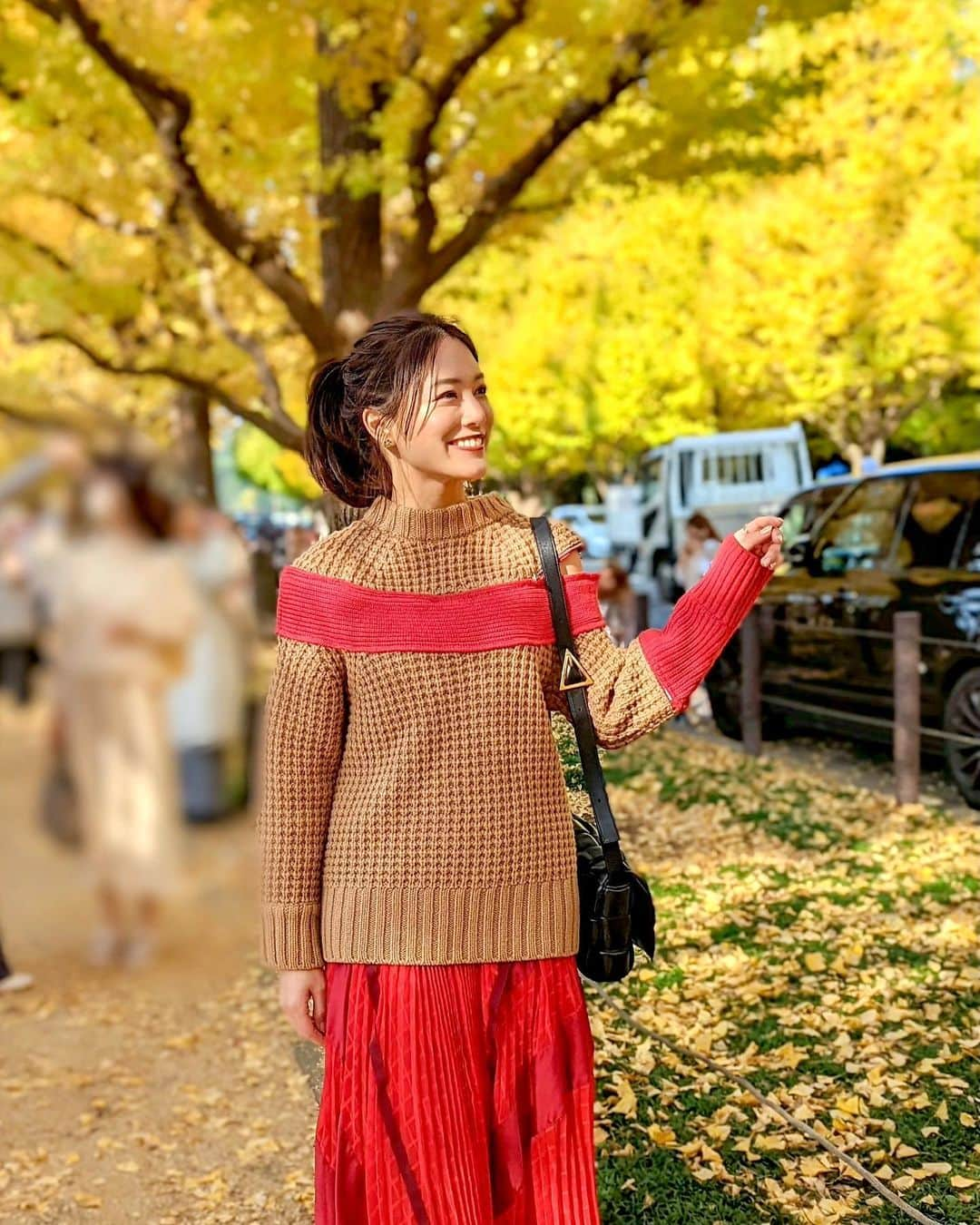 石井里奈さんのインスタグラム写真 - (石井里奈Instagram)「こんにちは☀️ 今日は東京の紅葉の写真を🍁✨ . 明治神宮外苑のいちょう並木💛 いちょうの黄色のもみじの絨毯がすごく綺麗なの💕 まさに秋を感じられる場所。 . すごい人だったけど行けてよかったな🧡✨ . tops... @sacaiofficial  skirt... @sacaiofficial  bag... @newbottega  . 紅葉カラーのコーデ❤️黄色い世界にぴったり🙆‍♀️ シェイクシャックでランチしたかったけど行列だったので、赤坂のオーセンティックでブロッコリーチーズバーガー🙆‍♀️❤️最高に美味しくていい休日になりました🧡 . 今日も素敵な1日を💕 . #りなまるコーデ #紅葉 #明治神宮外苑 #明治神宮外苑いちょう並木 #いちょう並木 #いちょう #銀杏並木 #外苑前駅 #ハンバーガー #sacai #sacaithepeople #サカイ #秋服コーデ #秋コーデ #秋服 #秋カラー #紅葉狩り #紅葉デート #humberger #紅葉シーズン #紅葉スポット #紅葉散歩 #紅葉の絨毯 #魔法の絨毯 #東京観光 #visitjapan #japan #visittokyo #東京 #外苑前いちょう並木」11月21日 12時52分 - ri7tin1025