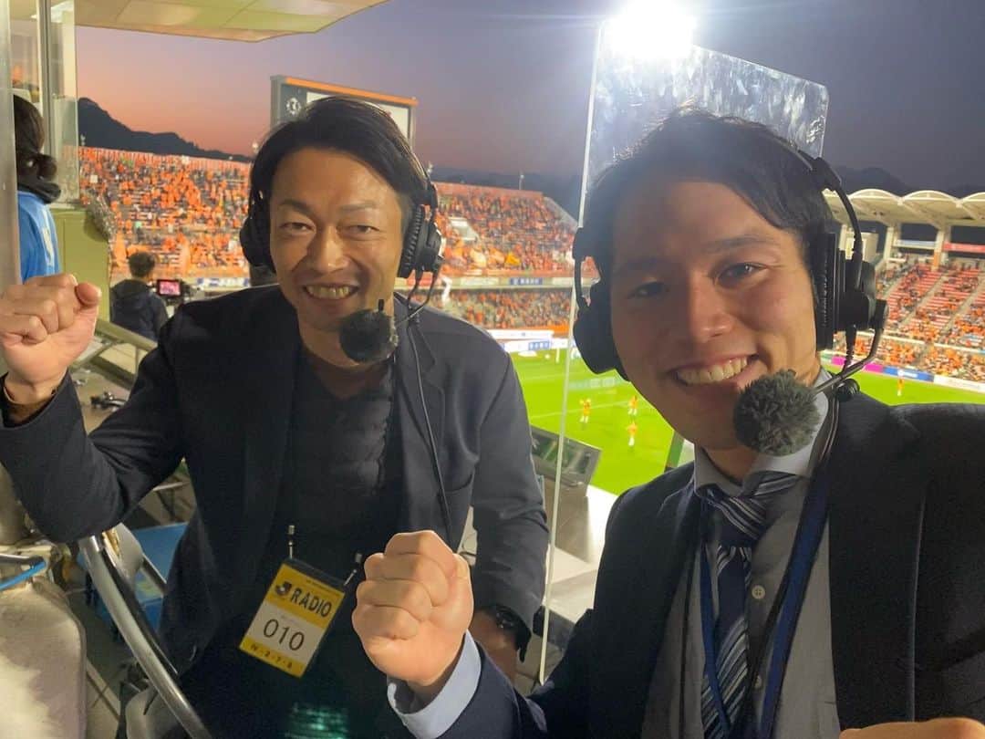 瀬崎一耀のインスタグラム：「2021.11.20 明治安田生命J1リーグ第36節 清水エスパルスvsサンフレッチェ広島　解説:堀池勇平さん 1-0勝利！！！  憧れ続けてきたサッカー実況を初めて務めさせて頂きました。  キックオフの瞬間。 サンタナ選手のゴールの瞬間。 勝利した瞬間。 全て一生忘れることのない瞬間でした。  ラジオにしかできないエスパルス完全贔屓の応援実況。 あまり好まれないかもしれませんが勝って欲しいという一心で何度も叫びました。  練習でやったことの1割も出せない現場の緊張感、堀池さんに助けて頂き反省点まみれの一戦。言葉を磨いて次の機会に備えます！  聴いて下さった方ありがとうございました！！ エスパルス残り2試合で残留を🙌🏻  #清水エスパルス #サンフレッチェ広島 #SBSラジオ #堀池勇平」