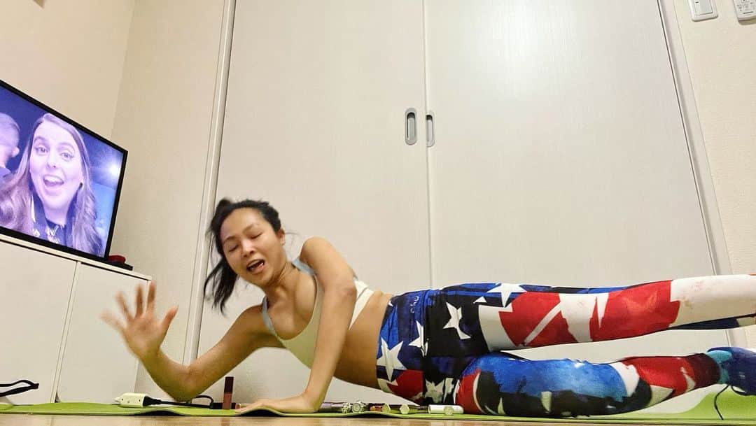 志摩マキさんのインスタグラム写真 - (志摩マキInstagram)「Done!人生色々（笑）กะจะหาแรงจูงใจในการออกกำลังกายซะหน่อย💄😩😂 #スワイプしてね #workout #homeabs #plank #🔥　#lmao #運動会 #w #ออกกำลังกาย #ออกกำลังกายที่บ้าน」11月21日 13時46分 - makishimaaa