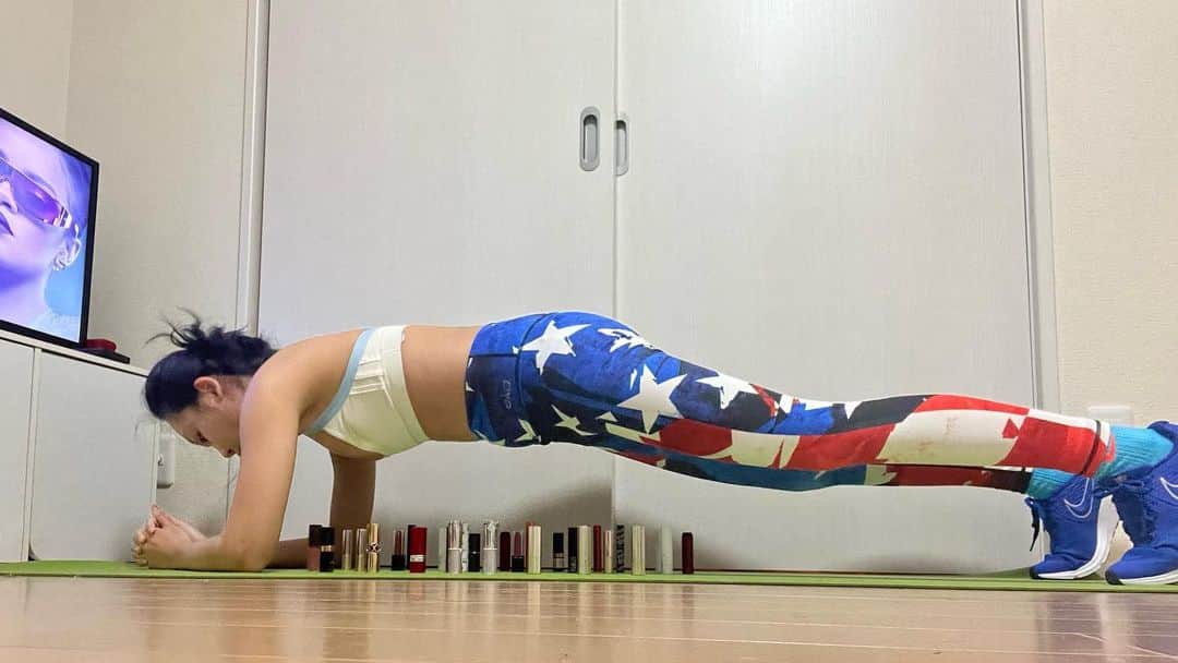 志摩マキのインスタグラム：「Done!人生色々（笑）กะจะหาแรงจูงใจในการออกกำลังกายซะหน่อย💄😩😂 #スワイプしてね #workout #homeabs #plank #🔥　#lmao #運動会 #w #ออกกำลังกาย #ออกกำลังกายที่บ้าน」