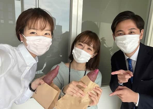 佐藤ちひろさんのインスタグラム写真 - (佐藤ちひろInstagram)「布施さんからさつまいもをいただきました〜🍠 焼き芋を持っていると見せかけて、実は生のさつまいも🤣  下村さんはスイートポテトを作るとおっしゃっていたので、わたしもスイートポテトを作ろうかな… でも、大学芋も捨てがたい… 何を作っても美味しそうで迷ってしまいます笑  布施アナ　@hiroyuki.fuse_ex  下村アナ　@sairi.shimomura_ex   #秋　#グルメ　#さつまいも　#🍠　#さつまいもレシピ　#スイートポテト　#大学芋」11月21日 14時16分 - chihiro.sato_ex