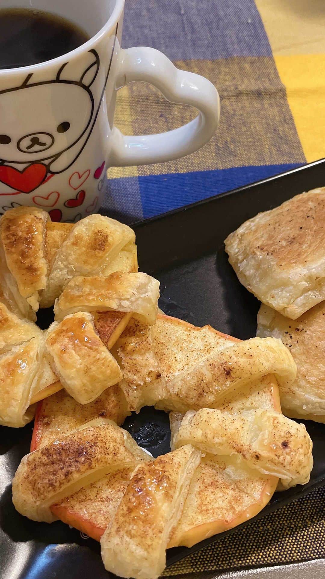 のインスタグラム：「=͟͟͞͞🍎🍏  アップルパイが食べたい！ コンポート作るのめんどくさい！  ということで。 簡単アップルパイ作りました。  #tastyjapan さんのレシピを参考に  #簡単アップルパイ🍎  #休日の過ごし方 #部屋着で失礼  #カメラで撮ると #いろんなところの汚れが目立つ　#もう少しちゃんと#掃除します✊」