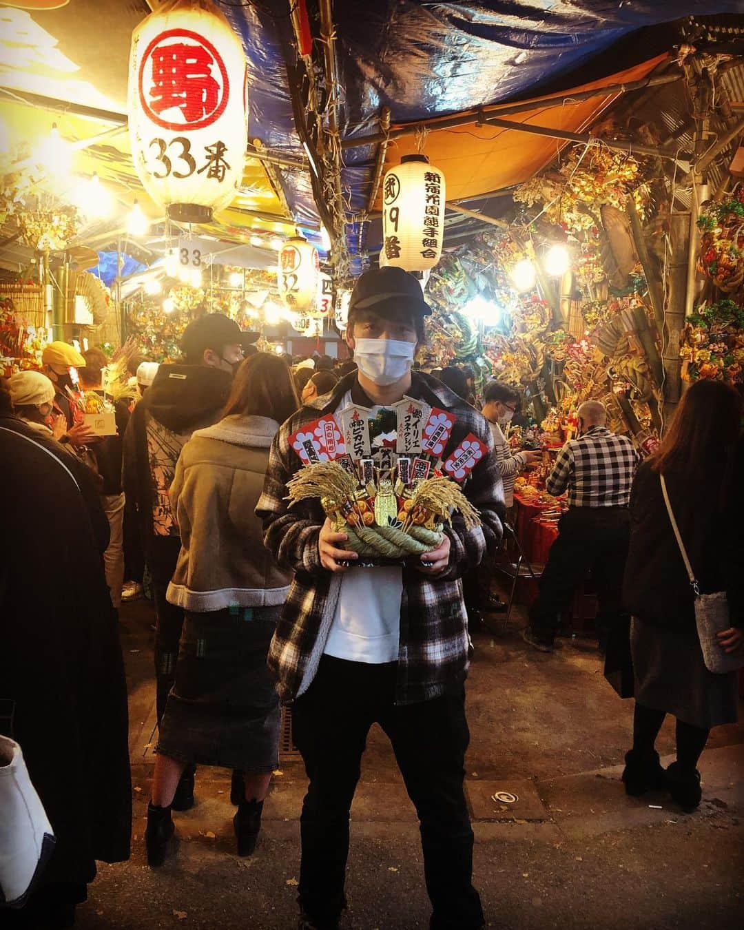 三浦孝太のインスタグラム：「酉の市 入江さんと社員全員と 気が引き締まりました  #ピカピカ #株式会社ピカピカ #毎日をピカピカに #酉の市 #花園神社」