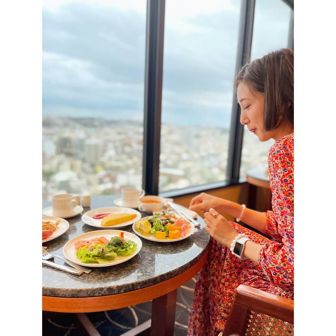 近藤夏子さんのインスタグラム写真 - (近藤夏子Instagram)「.   今回、母との夏休みは 出雲&沖縄へ行ってきました。 　 旅の目的は、美味しいものをたくさん食べて のんび〜りゆった〜りすること。  ホテルの中でお籠りしてリラックスしたいと思い 選んだ沖縄のホテルは ハイアットリージェンシー那覇🤍 　 久しぶりの親娘旅。 贅沢しようとこの日まで楽しみに過ごしていました〜。 　 お部屋の調度品や内装の美しさ スタッフの皆様の優しさ ホテル内で一日中過ごしたいと思うくらい 何から何まで完璧でした❣️ 　 １日目はお天気斜めだったので のんびりモーニングを食べて ホテル近くを散策。 　 欲しかった陶器、お土産などを買い お部屋でまったり過ごしておりました💛 　 こういう旅行もいいな〜と新発見👀 　 あ〜、既に戻りたい。 またいつか来られるように頑張ります😊❤️  朝ごはん美味しかったなぁ🤤💛 オムレツううう💛💛💛 　 　 #沖縄 #夏休み #母娘旅」11月21日 15時32分 - kondokako0804