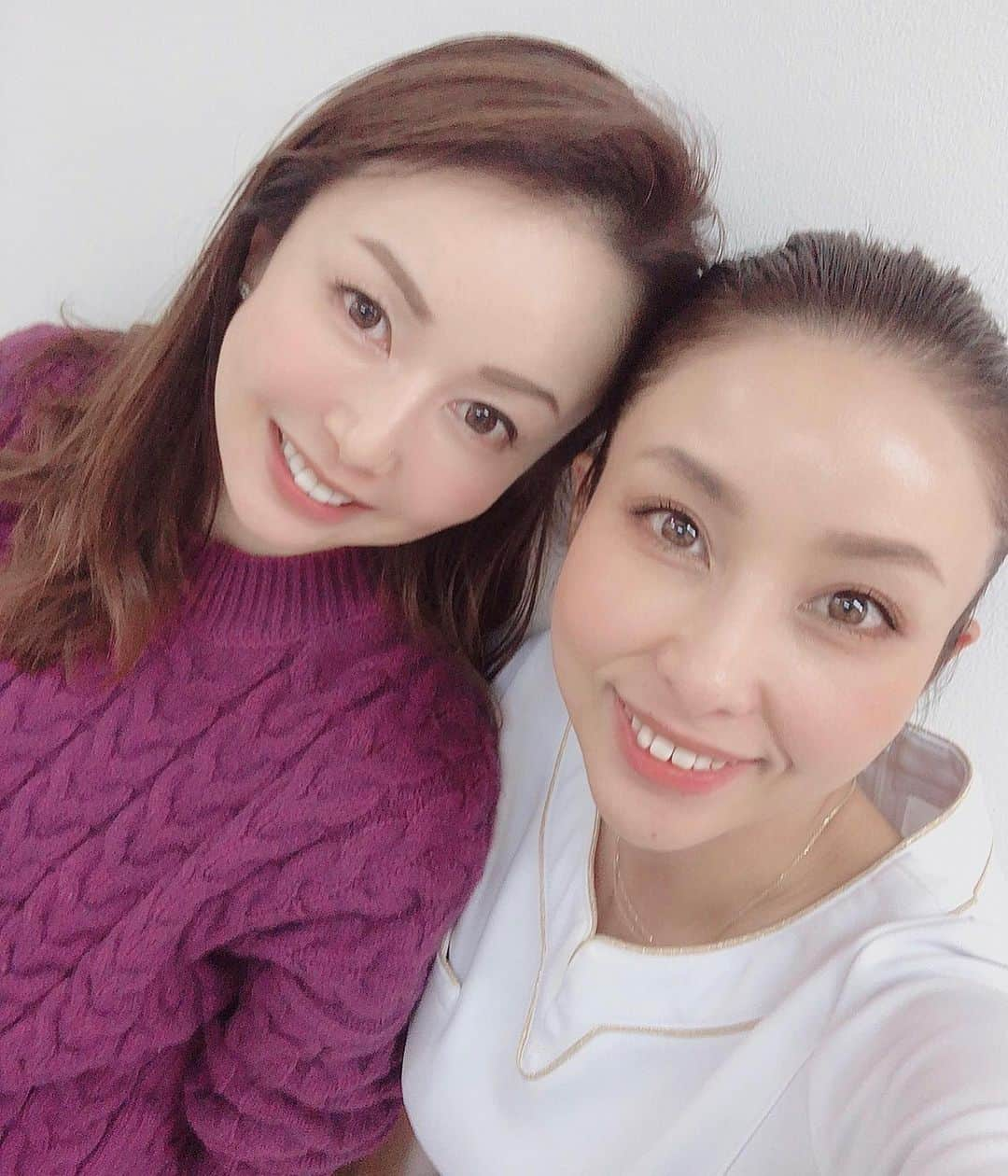 宮崎宣子さんのインスタグラム写真 - (宮崎宣子Instagram)「マイカさんのところへ脱毛へ🙌  なんか今日いい感じよ〜 そこ座って〜って 何枚も写真撮ってくれました🤣  実は、私20代で全身脱毛してるんですが、 40代すぎてから、また色んなところに産毛のようなものが生えたり、明らかに髭？ みたいなのを発見したりして😢  そこで、再度細かなところをぜーんぶこの際、スッキリさせようと @maika1029  さんのところへ通っております😉  皆さんも、気になる毛はないに越したことがない気もするので、衛生面でも、身だしなみとしても、脱毛が気になってきたら、一度マイカさんに相談するのもいいかもです😉  #脱毛 #全身脱毛 #産毛 #顔脱毛 @maika1029 さんに #dmして」11月22日 1時16分 - miyazaki_nobuko