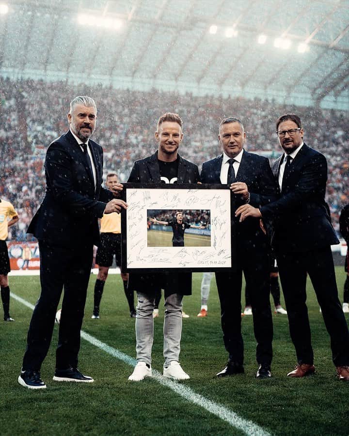 イヴァン・ラキティッチのインスタグラム：「Throwback to last week. Unforgettable memories 🇭🇷🤩🙏🏼 @hns_cff   #Rakitic #WCQ  #Vatreni #Hrvatska」