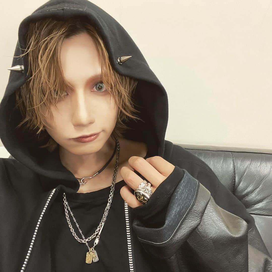 のインスタグラム：「Devil's LINE Ⅲありがとうございました。 やっぱBD LIVEってうれしい。 沢山楽しませて頂きました。 ドッキリも多かったし、演出も派手ですごかったし、バックドロップも作ってもらえて、グッズのサポートパスもかちょよだし、メンバー、スタッフ用のリアルなパスもかちょよでした。 こういう全てが嬉しい。 皆にもすごく楽しんでもらえてたみたいでそれがまたとても嬉しい。最高な一日でした。 余韻がすごくてとても寂しいもん。笑 今日はこれからイベントもあるから楽しみだけど終わりたくないなー。でも1人だし緊張しちゃう。 ソワソワ待ってますので来てくれる方々よろしくね。 今日も楽しもねー。」