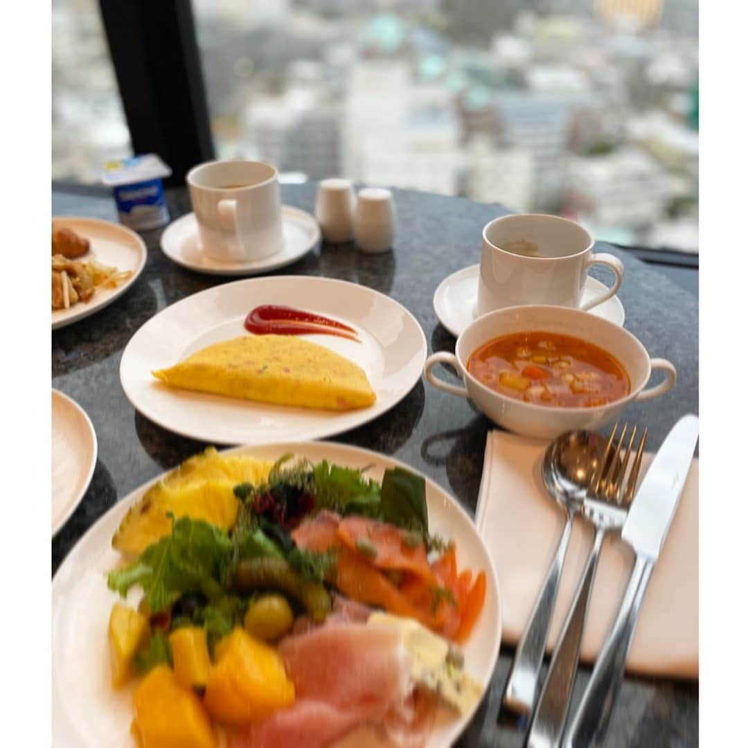 近藤夏子さんのインスタグラム写真 - (近藤夏子Instagram)「.    旅行の醍醐味は ホテルの朝ごはんで食べるオムレツ💛 このために旅行していると言っても過言ではありません。  　 ぷるんぷるんの見た目とは違い 中はとろんとろん💛 チーズがとろり〜んとしていて バターの香りがふわ〜と広がる ホテルのオムレツ💛 　 　 あぁ、毎日これが食べられたら。 でもきっと毎日食べられない特別なものだから 食べている時あんなに幸せになるんだろうな。 　 ありがとうオムレツ！ ありがとうたまご！ 　　 #オムレツ #ホテルのオムレツ #たまご #たまごラブ」11月21日 17時40分 - kondokako0804