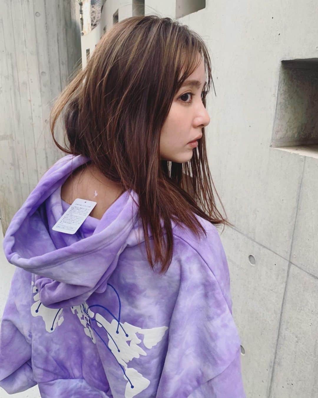 石川恋さんのインスタグラム写真 - (石川恋Instagram)「買ったばっかりのフーディー😚❤️‍🔥 とっても可愛くてお気に入りなので、 私服企画で使おうと思って 早速写真を撮ってもらっていたら、、 タグ付いたままだったらしい🙄 #StyledbyRen #ootd #foodie」11月21日 17時54分 - ren_ishikawa