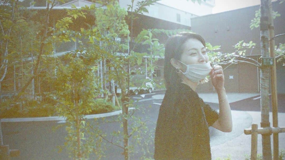佐藤めぐみのインスタグラム：「37歳になりました。この一年も寄り添ってくれて、応援してくれる人たちの力を沢山お借りしました。ありがとうございます🙇‍♂️ 色んな事が起こりますが勉強の毎日です。 やってみたかった事をやらせてもらえる機会もあるので、またお知らせさせてください！  想像していた37歳にはなれていないけど、 諦めず腐らず、前向きに。頑張ろうと思います！  皆様、宜しくお願い致します😊」