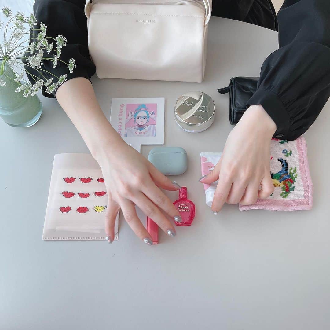 ひよんのインスタグラム：「👜❤️  最近のバッグの中身🧳 1日お外の時じゃなくて、 ちょっとでかけるときのバージョン！笑 を、撮ろうとしたら、 お財布だけぶんたゃんのやつ👛ww  #ひよん #9unq #バッグの中身」