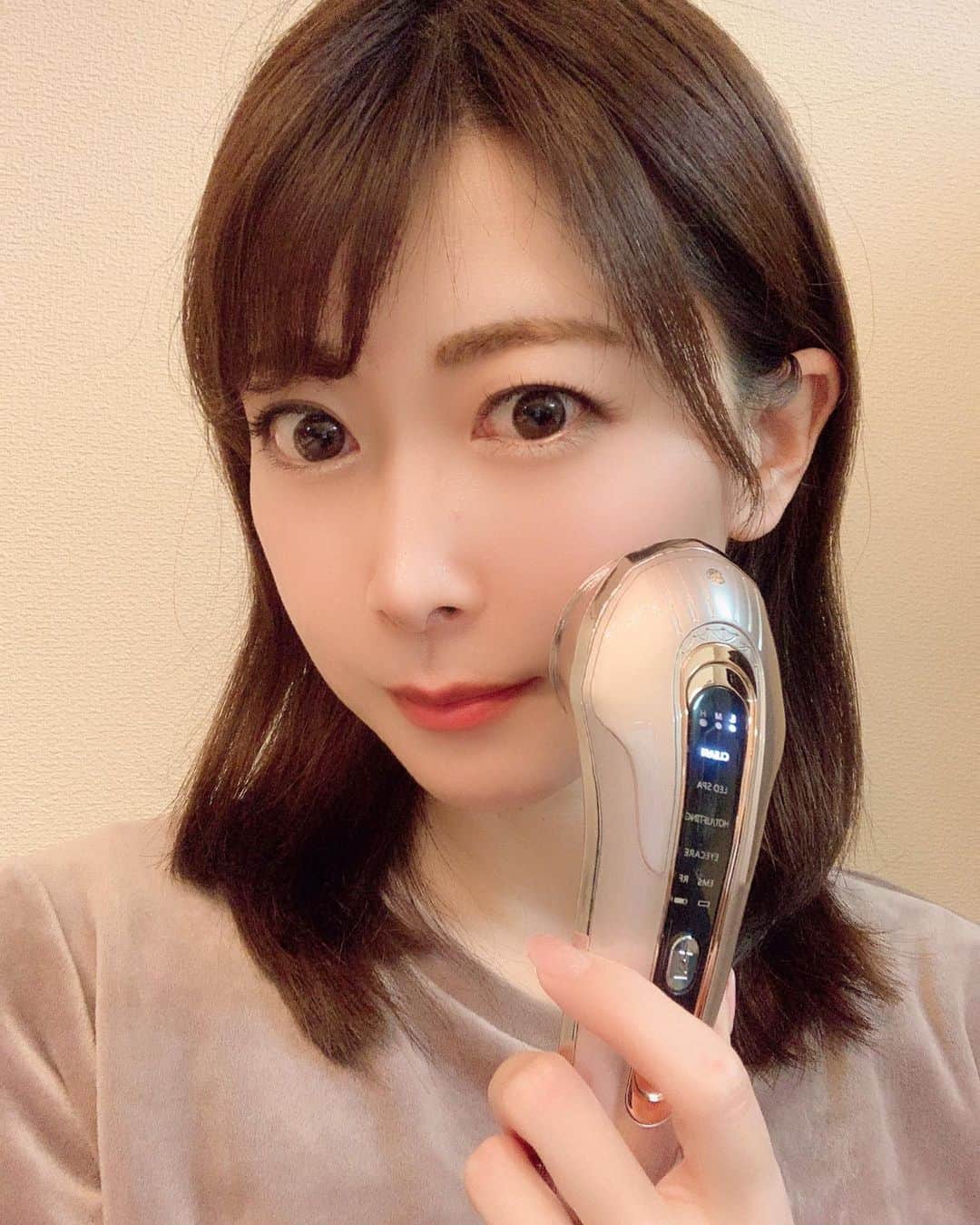 青木美香のインスタグラム：「お気に入りの美顔器💓 @loabi.2020  一台で、EMS、RF、LED、超音波クレンジング、アイケアができちゃう🥰 リフトアップ、アンチエイジングが期待できるみたいで毎日10分使ってる✨  使い方も簡単✨ 充電コード、説明書、充電器、コットンがついてる！ がついています。  クリアモード後はすべすべ🥰EMSはジェルを塗って滑らせるとかなり筋肉が動く❣️  いろんなモードが楽しめるから楽しく続けられそう☺️  pr @loabi.2020 #LOABI #美顔器 #リフトアップ #おうちエステ #自宅エステ #美容家電 #乾燥肌」