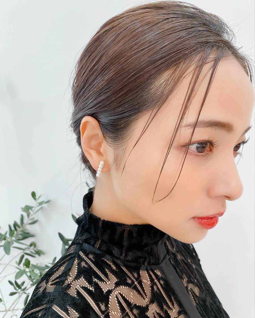 のインスタグラム：「結婚式お呼ばれヘア💇‍♀️ ドレスが首が詰まったものだったのでヘアはきゅっとまとめました。  thanks♡ @meg_kodame  dress @lokitho_tokyo  accessory @amero__official   #結婚式 #ヘアスタイル #hair #お呼ばれヘア #お呼ばれヘアアレンジ #結婚式ヘアアレンジ #結婚式お呼ばれ #お呼ばれアレンジ #パール #パールアクセサリー #ピアス」