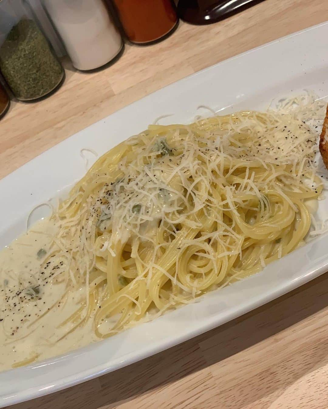 青木りえさんのインスタグラム写真 - (青木りえInstagram)「🍝 . @shirokeishinamachi この前、パスタが食べたくなって白系スパゲッティのお店に行って来ました💓 . 青唐辛子のカルボナーラは、このお店でしか食べれないし美味しかったです☺️ 辛めが好きな人におすすめです🍝 パスタ、ドリンク、アイスも付いて1500円くらいなのでコスパも良いので行ってみてね🍴 . @belinda_official_world  お洋服は、BELINDAのセットアップワンピ💓 トップスは、袖がプリーツになってて可愛いかったです！ . シアーデザインになってるマーメイドラインのスカートもお上品に着れるよ☺️ . . #白系スパゲッティ#濃厚カルボナーラ#椎名町ランチ#ootd#パスタ#スパゲッティ#セットアップ#スカートコーデ#秋コーデ#秋服#白#セットアップコーデ#ワンピース#ベリンダ#BELINDA #白系スパゲティ椎名街店」11月21日 18時54分 - aokirie0418