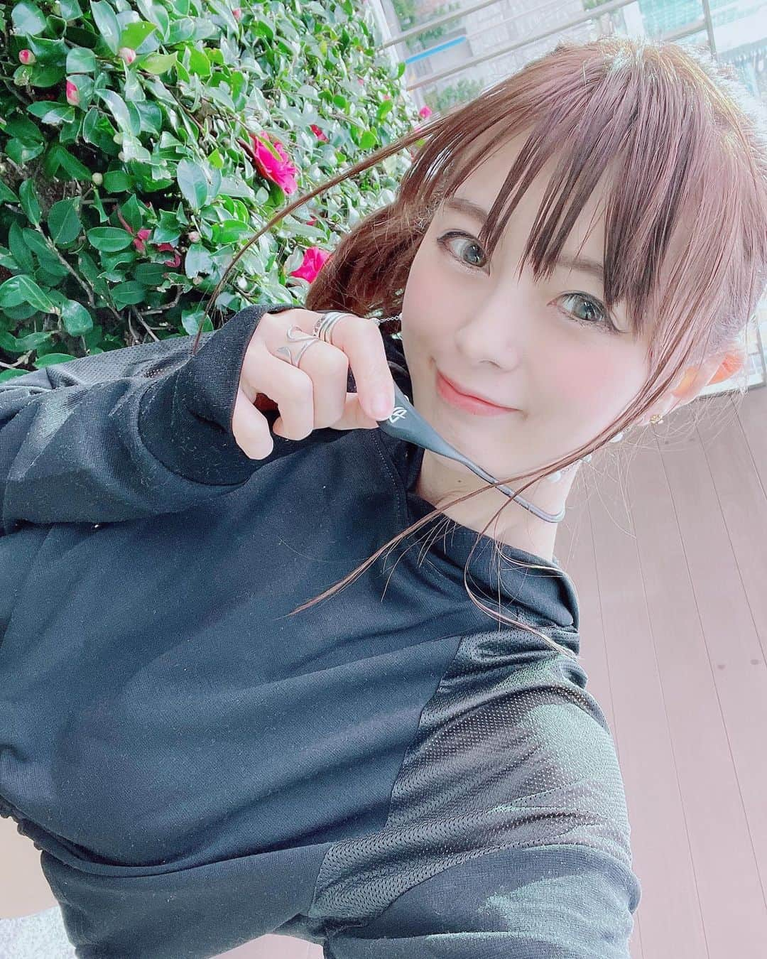 satomiさんのインスタグラム写真 - (satomiInstagram)「🦵🏋️‍♀️⛳️ ・ 今日のトレーニングコーデ🏋️‍♀️ お腹出ちゃった😋寒い❄️❄️❄️ ・ 最近つけてるエレマナ（@eremana_chiro） の電磁波対策ネックレス💕 ・ デスクワークの多い人にはもちろん、 トレーニーにもオススメ🌟 身体に起こっている様々な不調を解消する効果があるんだよ💕 ・ 調湿機能・保湿効果・空気清浄効果の麻炭が使われてるから健康に凄くいいの🌿 ・ 今日もランニングします🏃‍♀️ 夜は日本シリーズ観ます⚾️ ・ pr @eremana_chiro #エレマナ #電磁波  #電磁波対策 #電磁波対策グッズ  #麻炭 #カタカムナ  #健康グッズ #ネックレス #ランニング女子 #筋トレ女子 #ランニング #筋トレ #トレーニングコーデ #くびれ作り #美脚トレーニング」11月21日 18時55分 - saatoomii47