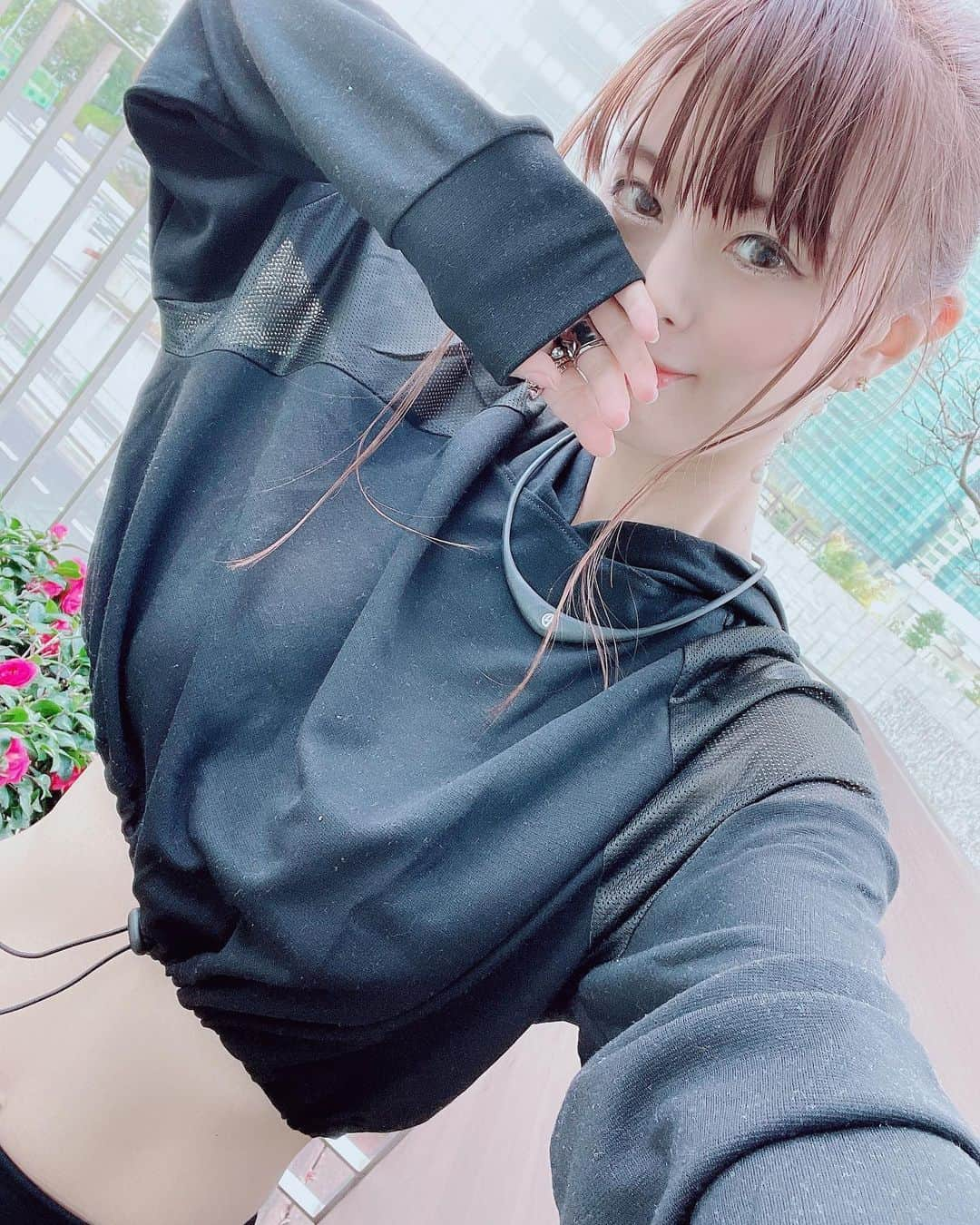 satomiさんのインスタグラム写真 - (satomiInstagram)「🦵🏋️‍♀️⛳️ ・ 今日のトレーニングコーデ🏋️‍♀️ お腹出ちゃった😋寒い❄️❄️❄️ ・ 最近つけてるエレマナ（@eremana_chiro） の電磁波対策ネックレス💕 ・ デスクワークの多い人にはもちろん、 トレーニーにもオススメ🌟 身体に起こっている様々な不調を解消する効果があるんだよ💕 ・ 調湿機能・保湿効果・空気清浄効果の麻炭が使われてるから健康に凄くいいの🌿 ・ 今日もランニングします🏃‍♀️ 夜は日本シリーズ観ます⚾️ ・ pr @eremana_chiro #エレマナ #電磁波  #電磁波対策 #電磁波対策グッズ  #麻炭 #カタカムナ  #健康グッズ #ネックレス #ランニング女子 #筋トレ女子 #ランニング #筋トレ #トレーニングコーデ #くびれ作り #美脚トレーニング」11月21日 18時55分 - saatoomii47