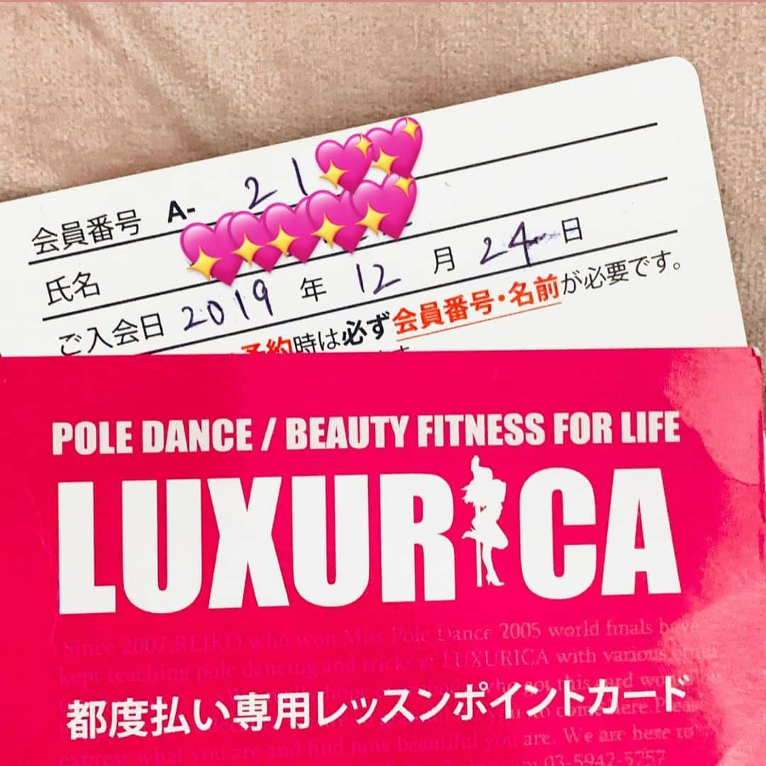 megumiさんのインスタグラム写真 - (megumiInstagram)「Thank you @luxurica_poledance 💝💝💝 . 2年前のクリスマスイブにポールダンスを始めました🎄 . 筋トレ以外に身体動かす趣味が欲しいなと思っていたときに、パッと思いついたポールダンス。 . ボディメイク目的の筋トレを2年間してたから その延長で上手いことできないかな？ っていう軽いノリだったけど、 全く全く全く全く今までの筋肉と身体の使い方は 役に立たず、その全くの出来なささに燃えて、 すっかり虜に🔥 . 大人になると仕事でも何でも 自分が得意なことばかりやるようになって、 何かに挑戦する経験が少なくなっていくけれど、 ポールダンスは挑戦と失敗と達成の連続で、 いつもいつも刺激的⚡️ そして心が元気になっていく感じがすごかった！ . 今日でスタジオがクローズというのに、 先週すごく仕事がバタついてしまって、 いつも行くクラスに出れなかったけど、 何とか違う曜日に滑りこんだら、 体験レッスンした時に対応してくださったチエさんがいらっしゃって、一気に今までのことを思い出しました🥺 うるうる🥺🥺 . まだまだポールダンスは続けたい💖💪 Luxuricaの場所は無くなってしまうけど、 私のポールダンスの始まりの場所であることは 一生変わらない✨ . 体験レッスンの時からポールダンスの楽しさを教えて下さったレイコ先生 @reiko_poledance 、 憧れの武富士を伝授して下さったマユミ先生 @mayumi_poledance  初めてスピニングを教えてくださった 優先生 @yu_poledance  ありがとうございました🧡ラブです🧡 . またポールに触れる時まで、体力落とさないように頑張ろう💪 . 4枚目の動画： 最後のレッスンのスピニングクラス(2倍速) 5枚目の動画：はじめての体験レッスンのスピニング . ただ座ってクルクル回ってるだけからちょっと進化しました✌️🤣 . . #LUXURICA #ポールダンス #poledance #healthybody #健康美 #naturalbeauty #ボディメイク#bodymake #フィットネス #fitness #fitnessgirl #フィットネス女子 #筋トレ #筋トレ女子 #体型記録 #ダイエット#メリハリボディ#fitnessmodel #フィットネスモデル #お尻トレーニング #美尻 #美容 #ビキニ #腹筋女子 #腸活 #腸活レシピ #美肌」11月21日 19時09分 - megumi_aimy_fit