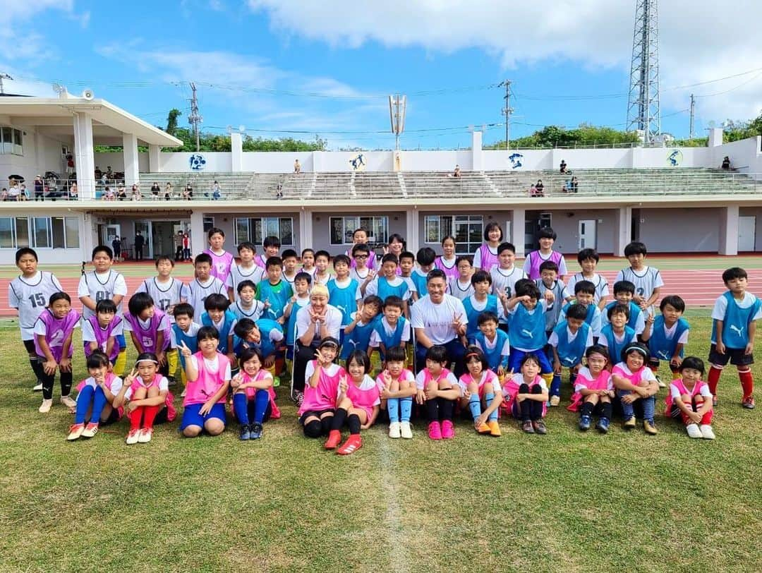 前園真聖さんのインスタグラム写真 - (前園真聖Instagram)「宮古島での丸園音楽堂サッカー教室⚽️ 宮古島は夏でした☀️👍 #丸園音楽堂 #サッカー #宮古島」11月21日 19時27分 - maezono_masakiyo