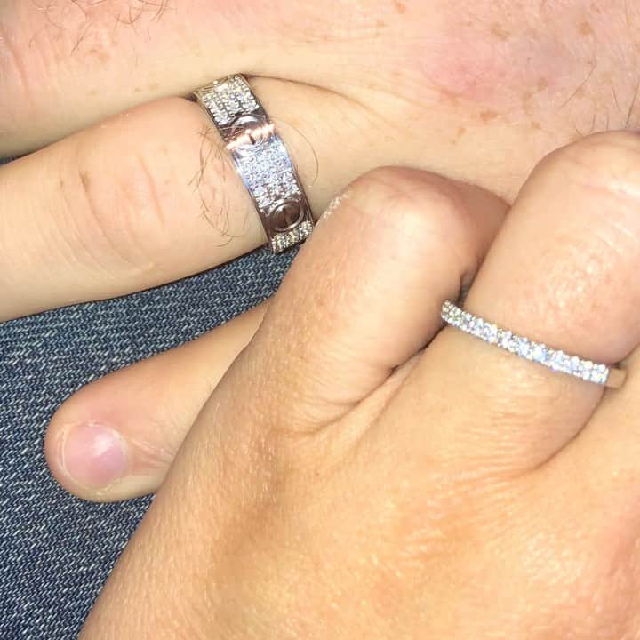 ダニエル・オハラのインスタグラム：「Happy 3rd Wedding Anniversary @gint1986 thank you for always being by my side, my friend best, I love you 🥰♥️💍 #wedding #weddinganniversary #secretwedding  Ring @sayitwithdiamonds」