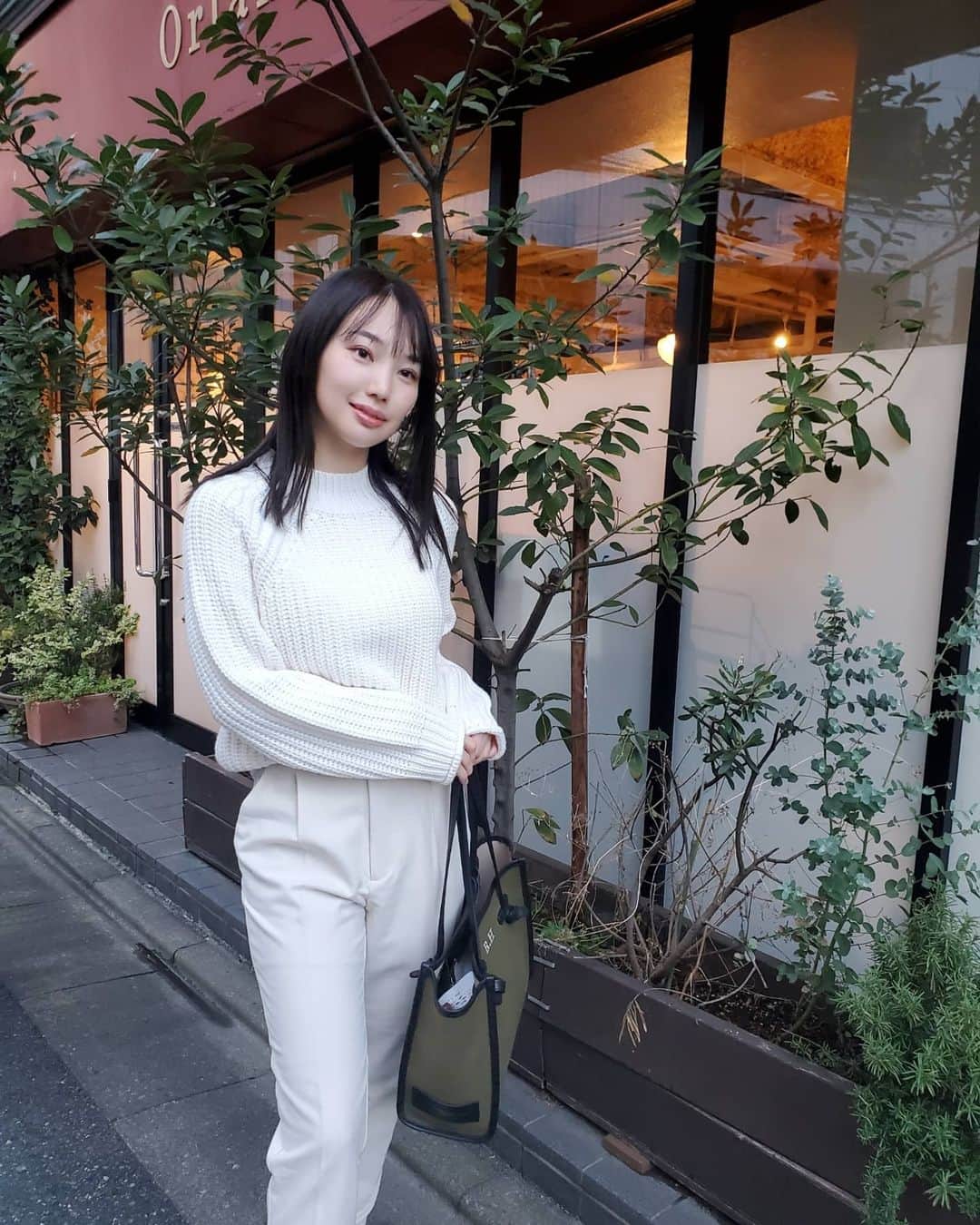 のインスタグラム：「ざっくり感が可愛いGUの チャンキーニット🤍⁡ ⁡ ⁡ このニット感堪らん🥺⁡ 冬って感じでテンションが上がる⛄️❄️⁡ ⁡ サイズは前だけINして⁡ スタイルアップさせたいからSに✨⁡ ⁡ ハイネックだけど窮屈感がなくて⁡ 袖がくるんってなってるのがまた可愛い🤍⁡ 友達からも大好評で高みえするって褒められた✌️⁡ ⁡ ちなみにパンツもGUで合わせてみました😙⁡ ⁡ ⁡ @gu_for_all_ チャンキーニットハイネックセーター⁡ 品番:334713⁡ 色:01オフホワイト⁡ サイズ:S⁡ ⁡ ⁡ ⁡ #gu_for_all_#gupr#チャンキーニット#ざっくりニット#高見え#高みえコーデ#低身長コーデ#スタイルアップコーデ#骨格ストレート#骨格ウェーブ#プチプラコーデ#プチプラファッション#プチプラ高見えコーデ#ジーユー購入品#ジーユーコーデ#秋冬コーデ#ニットコーデ」