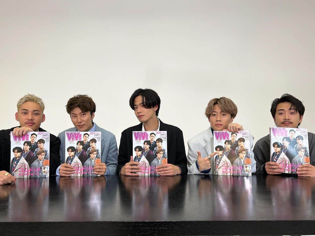 コムドットのインスタグラム：「ViVi1月号表紙🎉🎉 この度コムドット3度目の掲載にてViViの表紙を務めさせていただきました それぞれの個人ページがあったり、付録としてBirdogの新ステッカーがついていたりと盛り沢山な内容になっているので是非GETしてみて下さい🤝」