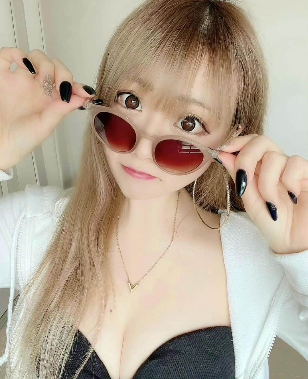 あんころぺっぺのインスタグラム：「🕶  昔のギャルの時の方が好きって方も コメたまにいるので載せときます💅  いつも全身gyda着てた👖  この時のトップスもパーカーも サングラスも全部gydaです🤍  #gyda #gydaコーデ #ギャル #金髪」