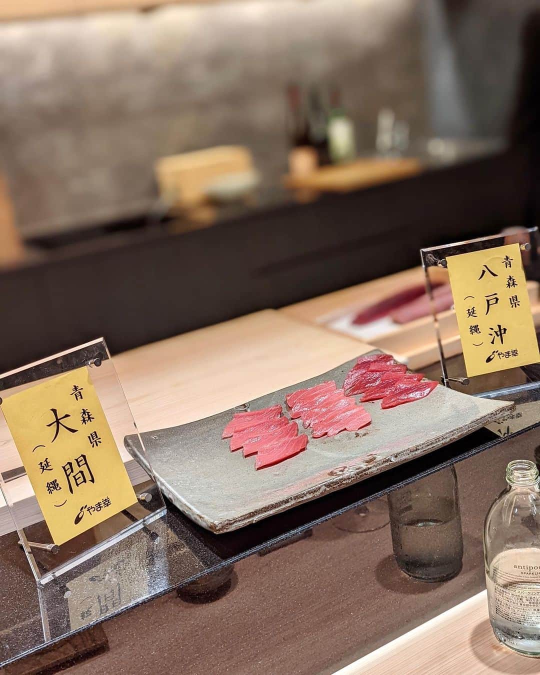 石井里奈さんのインスタグラム写真 - (石井里奈Instagram)「こんばんは💕 . 今夜は里奈ログ＠東京編✨ 東京カレンダーのような写真を📸 . 渋谷のあじゅう田さんでお寿司ランチ🍣✨ずっと気になってて行ってみたかった新しいお寿司屋さん✨ . どのお寿司も美味しかったけど、穴子が特に印象的！ふわふわ肉厚で美味しかった〜☺️❤ 色んなマグロの食べ比べも贅沢🙆‍♀️ . 今回はお友達のお誕生日祝いで行ったんだけど、ライザップ中みたいで久々の糖質でより感動してました👏笑 . お祝いとかでまた来たいお店✨ 大将が気さくで優しくて素敵な方で、わたしには敷居が高いな〜と思ってたけど、楽しくいただけました💕 . ぜひチェックしてみてね❤️ . #鮨あじゅう田 #あじゅう田 #東京ランチ #東京グルメ #東京カレンダー #お寿司 #寿司 #鮨 #sushi #りなまるグルメ #グルメ女子 #東京寿司 #渋谷ランチ #渋谷グルメ #shibuya #sacai #誕生日ランチ #誕生日ディナー #記念日ランチ #ご褒美ランチ #ご褒美 #ご褒美ディナー #ライザップ #rizap #rizap女子 #いくら #穴子 #ダイエット #ダイエット女子 #グルメ好きな人と繋がりたい」11月21日 20時06分 - ri7tin1025