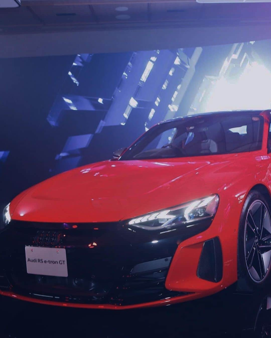 佐藤晴美さんのインスタグラム写真 - (佐藤晴美Instagram)「Audiの新世代電気自動車、『Audi e-tron GT quattro』の発表会に参加させていただきました！  意外かもしれませんが、 わたし実は車が好きで…🤭🤍  この日初めて、電気自動車に触れることができ、この機会を通し最新のテクノロジーを知ることができるとても素晴らしい時間を過ごさせていただきました…！  シートや車内各部には再生素材を使用し、サスティナブルでありながらも高級感のある内装もとても素敵で…🌱 スポーティーで日常に馴染みやすくも上品なデザインもまさに理想的です。  帰ってからも公式サイトをずーっと眺めていましたが、  未来の為に進化するテクノロジーを目の前に、(難しすぎることはわからないけれど)それを受け取り、少しずつでも学んでいく必要があると感じました🙇‍♀️  かっこよかったなぁ🥺 グレーが好きだ！  #Audi　 #etronGT　 #pr」11月21日 20時15分 - sato_harumi__official