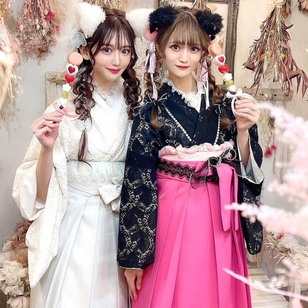 ゆうめろさんのインスタグラム写真 - (ゆうめろInstagram)「ありすちゃんと一緒に浅草デート👘✨ 黒猫と白猫をイメージした袴を一緒に着た🐈💭💓 @kimonomiyabi さんで着物レンタルしたよ(*´﹃｀*) 沢山種類があって迷っちゃった🥰❤️ 猫耳とかのヘアアクセも充実しててかわいくてオススメ〜！ ･ #同性カップル #セクマイカップル #浅草デート  #雅レース袴 #浅草レース袴 #雅ハイカラさん #江戸和装工房雅」11月21日 20時33分 - yk.o0