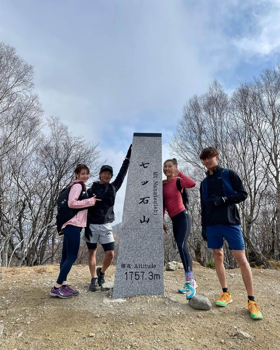 沖玲奈さんのインスタグラム写真 - (沖玲奈Instagram)「初雲取山トレラン🏔🏃‍♀️✨ AM5時半集合で8時入山〜14時頃下山のスケジュールで頑張りました😂✨トータルは大体20km弱。。  トレラン自体も久々だし、最近トレーニングもそこまで出来てなかったのでほぼぶっつけ本番で挑みましたが笑、過酷な上りはカンさんと楓ちゃんが途中サポートしてくれたので何とか乗り切りました…😭🏃‍♀️💨(介護されるかのように笑)本当にありがとう🙏😭✨  上りがとにかく辛くて、大股で巨大な石の階段を登り続けるみたいなコースが幾つかあり、何回も心が折れそうになってましたww(頂上に近づくにつれて、ラスボス的な強すぎる坂が3回くらい出てきた笑) お尻とハムの筋肉の重要さを学びました🥶←  上り頑張った分、下山はみんなでかなり軽快に走れて楽しかった😆✨ 3月の東京マラソンに向けてそろそろ走り込まないと行けなかったから、良い刺激になりました〜😂😂✨ 紅葉も見れて最高な1日でした🍁✨pmlメンバーに感謝☺️☺️🏔✨✨ #雲取山 #雲取山山頂 #トレラン #トレイルラン #trailrunning #running #フルマラソン #マラソン #東京マラソン2022」11月21日 20時25分 - reinaoki2508