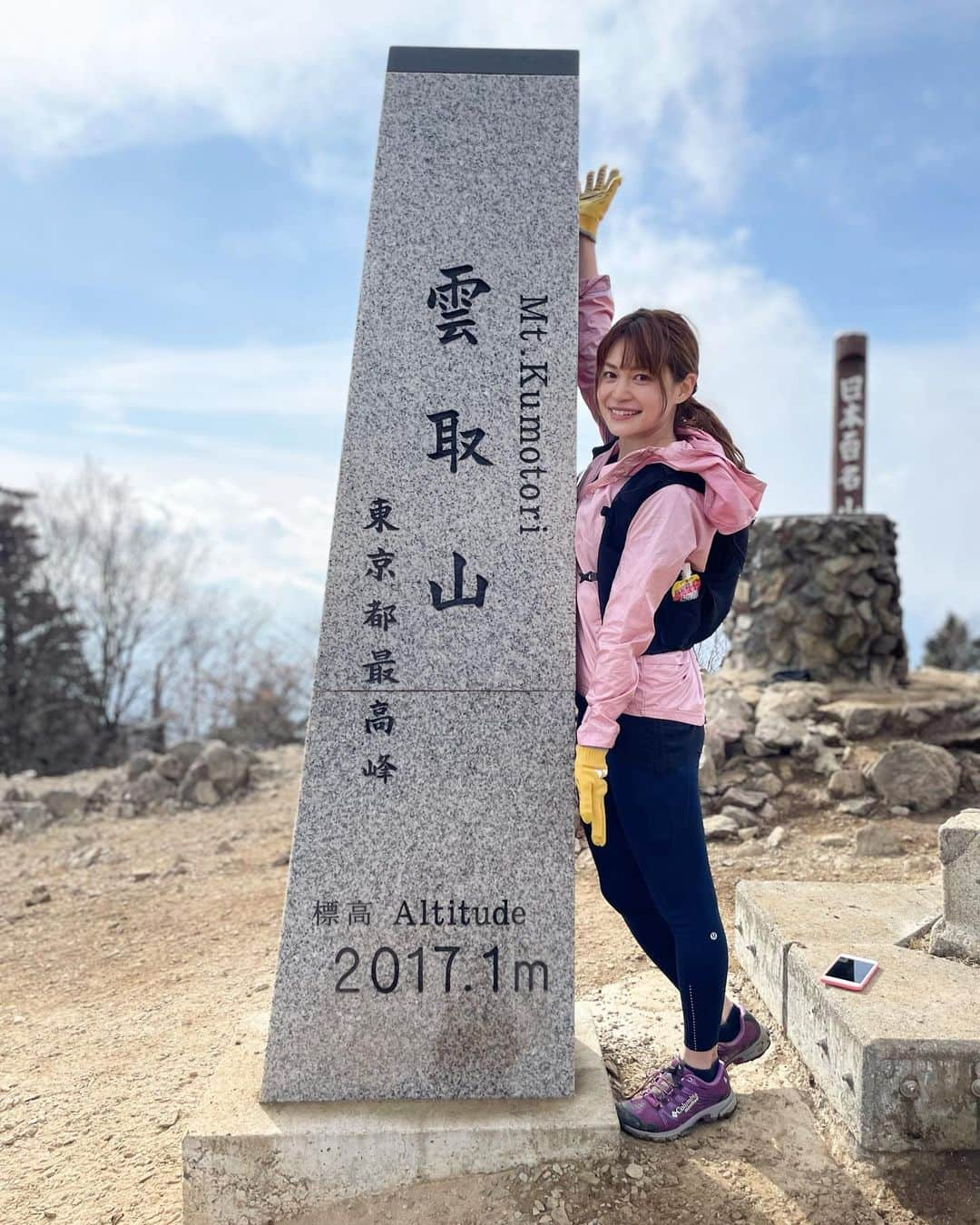 沖玲奈さんのインスタグラム写真 - (沖玲奈Instagram)「初雲取山トレラン🏔🏃‍♀️✨ AM5時半集合で8時入山〜14時頃下山のスケジュールで頑張りました😂✨トータルは大体20km弱。。  トレラン自体も久々だし、最近トレーニングもそこまで出来てなかったのでほぼぶっつけ本番で挑みましたが笑、過酷な上りはカンさんと楓ちゃんが途中サポートしてくれたので何とか乗り切りました…😭🏃‍♀️💨(介護されるかのように笑)本当にありがとう🙏😭✨  上りがとにかく辛くて、大股で巨大な石の階段を登り続けるみたいなコースが幾つかあり、何回も心が折れそうになってましたww(頂上に近づくにつれて、ラスボス的な強すぎる坂が3回くらい出てきた笑) お尻とハムの筋肉の重要さを学びました🥶←  上り頑張った分、下山はみんなでかなり軽快に走れて楽しかった😆✨ 3月の東京マラソンに向けてそろそろ走り込まないと行けなかったから、良い刺激になりました〜😂😂✨ 紅葉も見れて最高な1日でした🍁✨pmlメンバーに感謝☺️☺️🏔✨✨ #雲取山 #雲取山山頂 #トレラン #トレイルラン #trailrunning #running #フルマラソン #マラソン #東京マラソン2022」11月21日 20時25分 - reinaoki2508