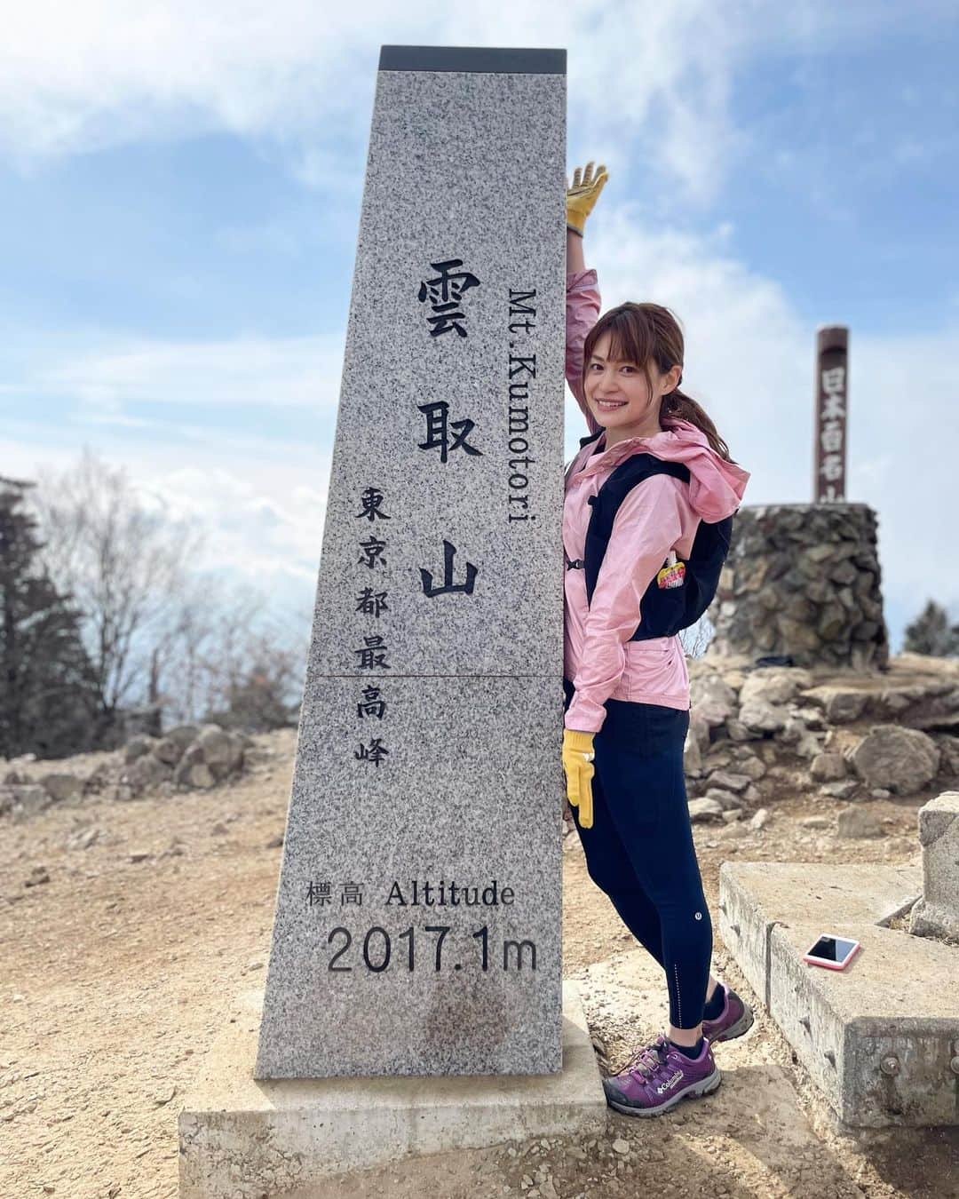 沖玲奈のインスタグラム：「初雲取山トレラン🏔🏃‍♀️✨ AM5時半集合で8時入山〜14時頃下山のスケジュールで頑張りました😂✨トータルは大体20km弱。。  トレラン自体も久々だし、最近トレーニングもそこまで出来てなかったのでほぼぶっつけ本番で挑みましたが笑、過酷な上りはカンさんと楓ちゃんが途中サポートしてくれたので何とか乗り切りました…😭🏃‍♀️💨(介護されるかのように笑)本当にありがとう🙏😭✨  上りがとにかく辛くて、大股で巨大な石の階段を登り続けるみたいなコースが幾つかあり、何回も心が折れそうになってましたww(頂上に近づくにつれて、ラスボス的な強すぎる坂が3回くらい出てきた笑) お尻とハムの筋肉の重要さを学びました🥶←  上り頑張った分、下山はみんなでかなり軽快に走れて楽しかった😆✨ 3月の東京マラソンに向けてそろそろ走り込まないと行けなかったから、良い刺激になりました〜😂😂✨ 紅葉も見れて最高な1日でした🍁✨pmlメンバーに感謝☺️☺️🏔✨✨ #雲取山 #雲取山山頂 #トレラン #トレイルラン #trailrunning #running #フルマラソン #マラソン #東京マラソン2022」