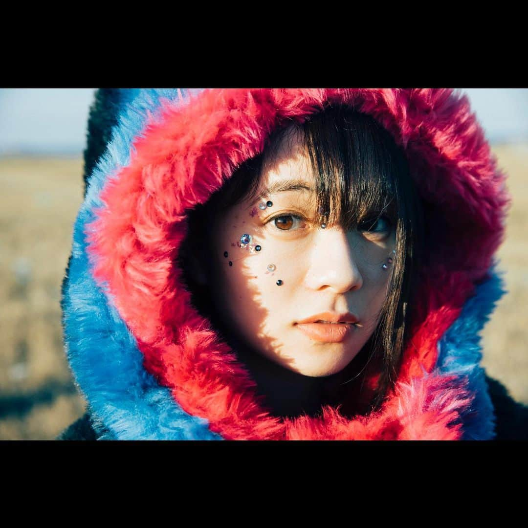 伊藤萌々香さんのインスタグラム写真 - (伊藤萌々香Instagram)「ha | za | ma 2021SC  見えないものを見ようとして一人で見上げた真っ赤な空。  #hazama  #hazama_fashion」11月21日 20時28分 - momoka_ito_