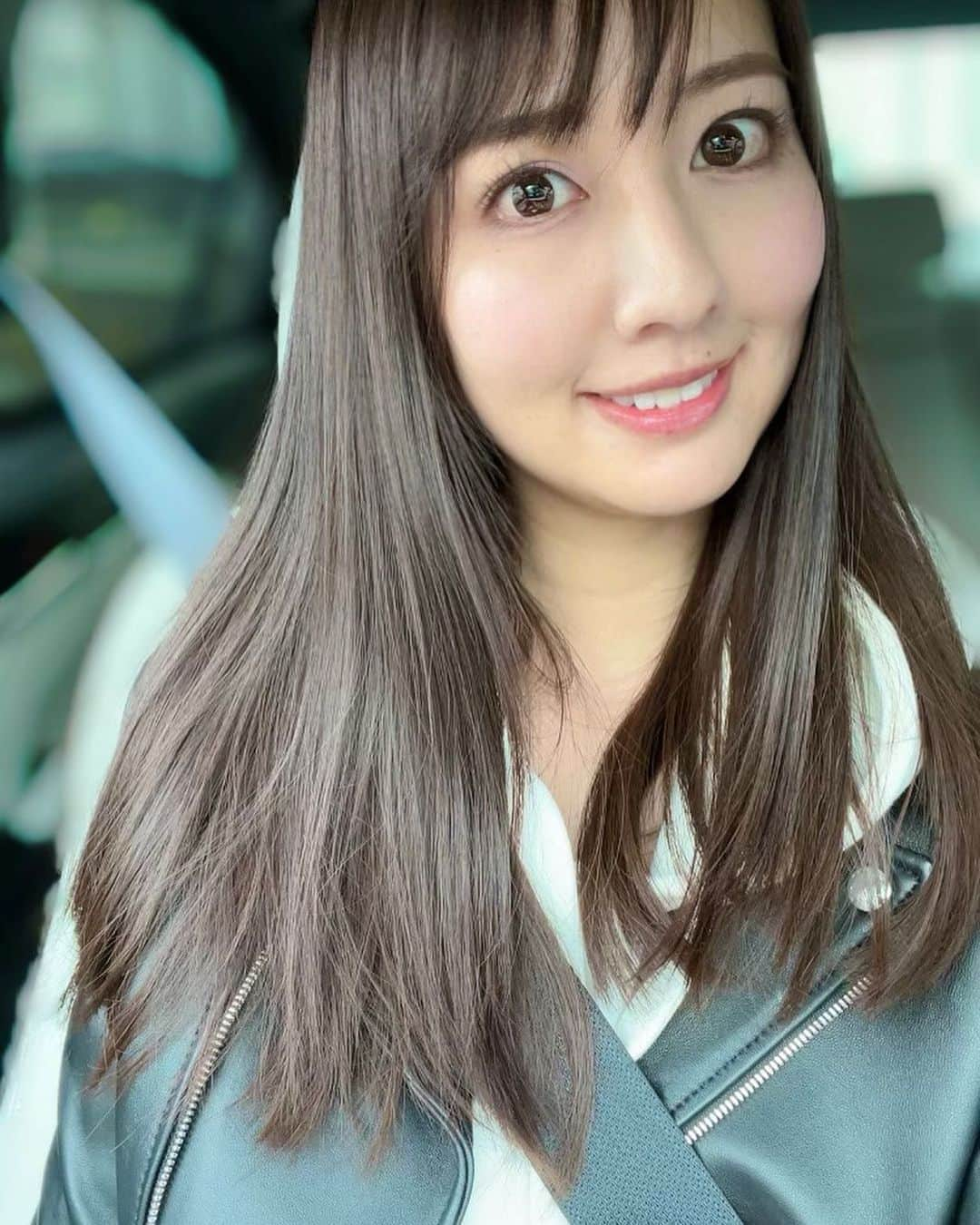 相場詩織さんのインスタグラム写真 - (相場詩織Instagram)「⁡ ⁡ New hair color🤎 ⁡ 髪色が明るくなってきていたので 暗くしました！ ココアブラウンにラベンダーを 入れてもらっています💐 (2枚目が色味分かりやすいです) ⁡ 資生堂さんのアルティスト(ヘアカラー)は 艶とまとまりが良くなるので トリートメント無しでも綺麗でリピート中です✨ ⁡ 髪色に合わせて 今日はメイクをラベンダーピンクで統一☺️ 服がシンプルでカジュアルなので メイクで少し甘さを足しました💄 ⁡ スニーカーは久々のNIKE Vandalized LX👟 アウトソールが片方赤で片方青なのが かわいいのです…！✨ ⁡ ⁡ #スニーカー #スニーカー女子 #NIKE  #nikeshoes #nikeairforce1 #スニーカーコーデ #革ジャン #革ジャン #ライダース #Uniqlo #ブルベ夏  #ライダースコーデ #キャップ #キャップ女子 #キャップコーデ #newera #ヘアカラー #艶髪カラー #資生堂 #美髪 #アルティストカラー  #ライトサマー @sneaker_zyoshi」11月21日 20時31分 - shioriaiba0801