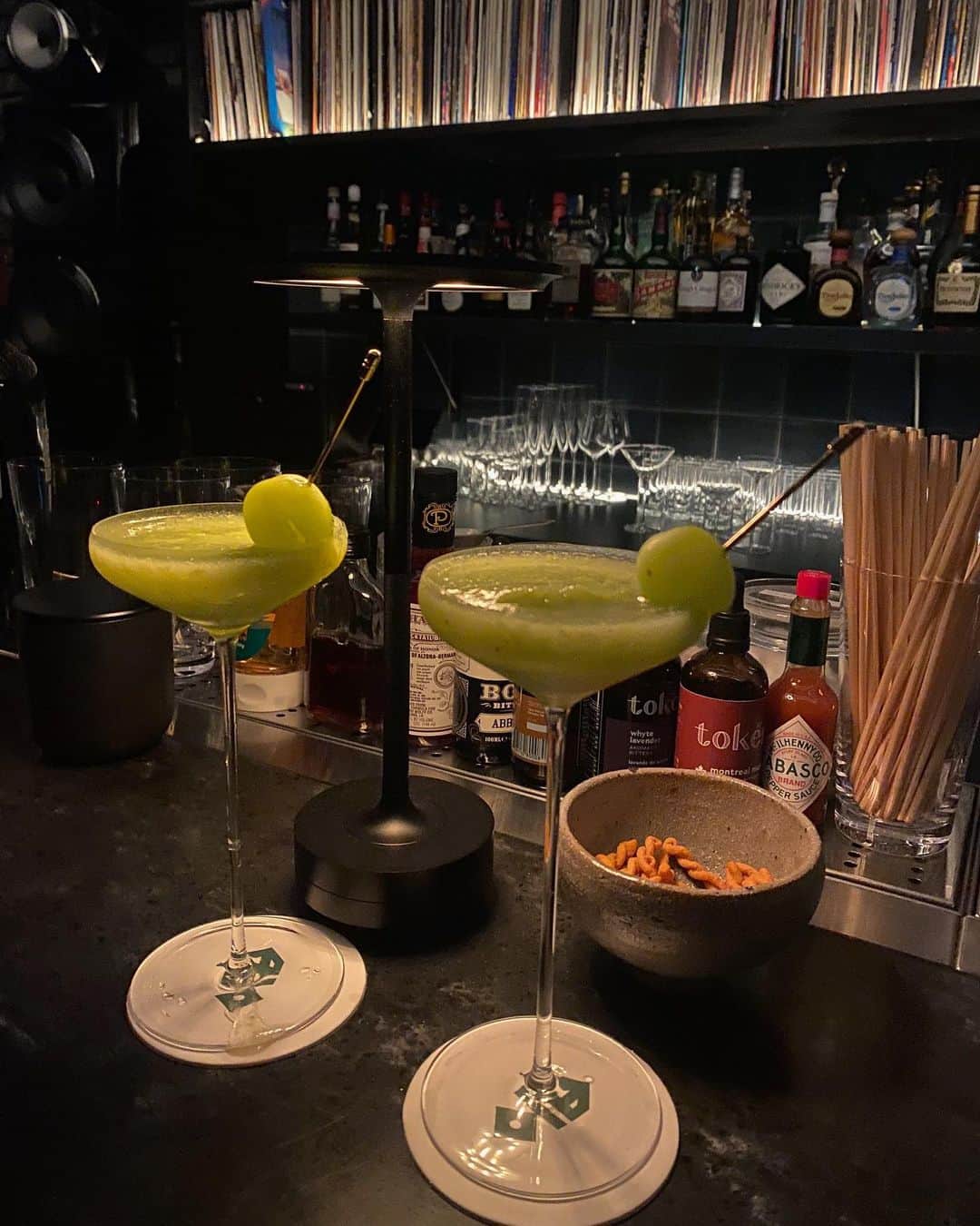 青山舞莉のインスタグラム：「speakeasy style bar @a10_ebisu   9月3日にオープンした、スピークイージースタイルの大人向けバーでとても気になっていた @a10_ebisu この前行きました。 1枚目: マスカット 2枚目: ピスタチオ 3枚目: いちご ドリンクの詳細忘れちゃったんだけどバーテンダーさんに写真を見せればわかりましたーって作っていただけました。レコードがたくさん並んでいて、とても雰囲気がよくて絶対リピートするお店。  パスタスナックも美味しかったから全部美味しかった🤍人気なお店だから行く場合は予約した方がいいかもです🌙  #ミーの毎日」