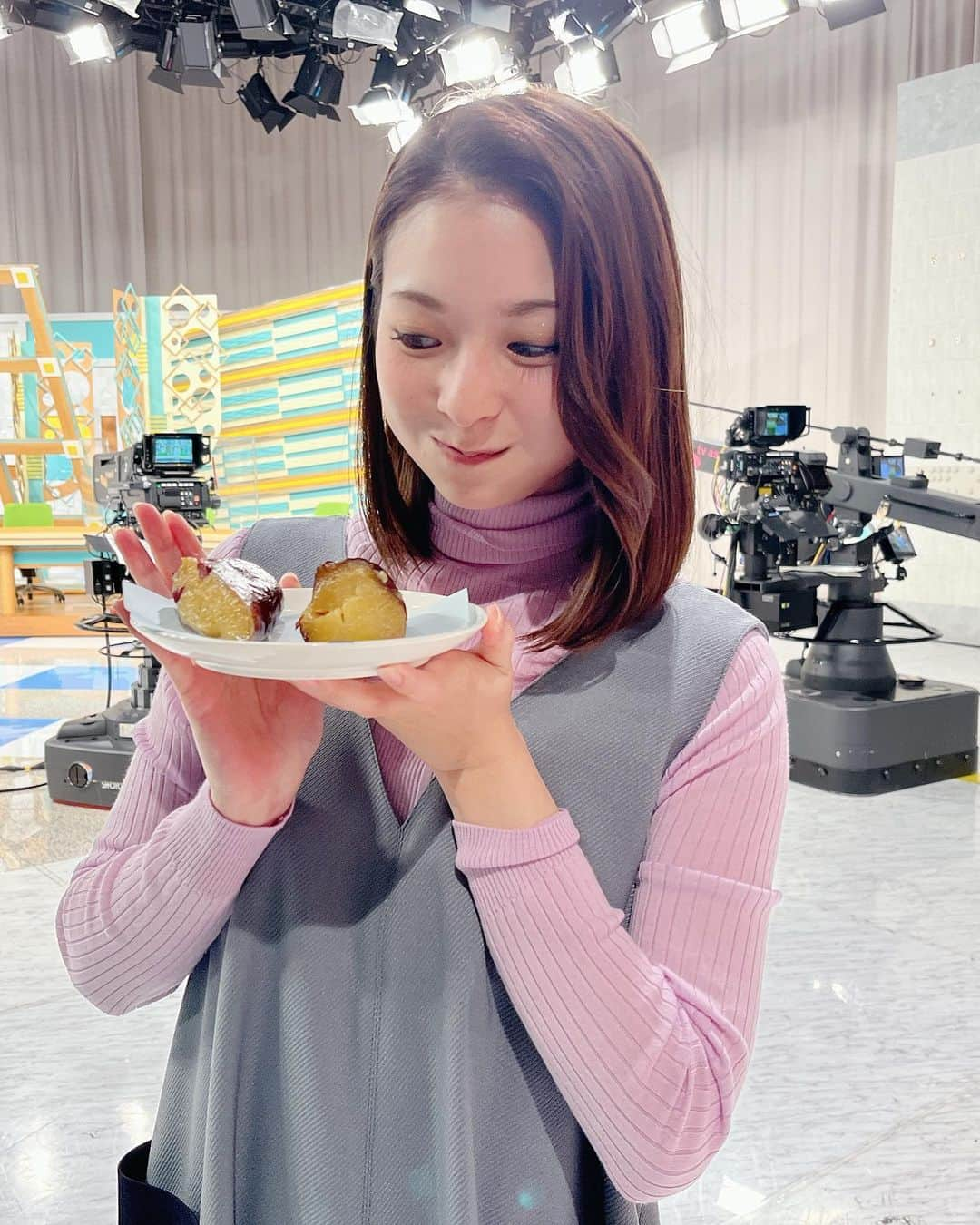 住田紗里さんのインスタグラム写真 - (住田紗里Instagram)「昨日の週刊ニュースリーダーで、 スタジオに焼き芋が登場しました🍠 スイーツのような感覚の上品な甘さで、美味しかったです🤤  ニット・ワンピース C+(@c_fsf)  #週刊ニュースリーダー#衣装#c+#焼き芋#芋#🍠#テレビ朝日#テレ朝#テレビ朝日アナウンサー#アナウンサー#住田紗里」11月21日 20時34分 - sarisumita_ex