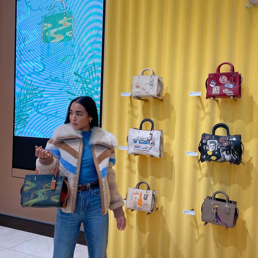 大橋リナのインスタグラム：「@coach❄️  Ai Nina Special Collaboration Installation🧚‍♂️  COACH参道店で 藍にいなさんとコラボした インスタレーション見てきました🌼  #CoachNY #CoachHoliday #PR」