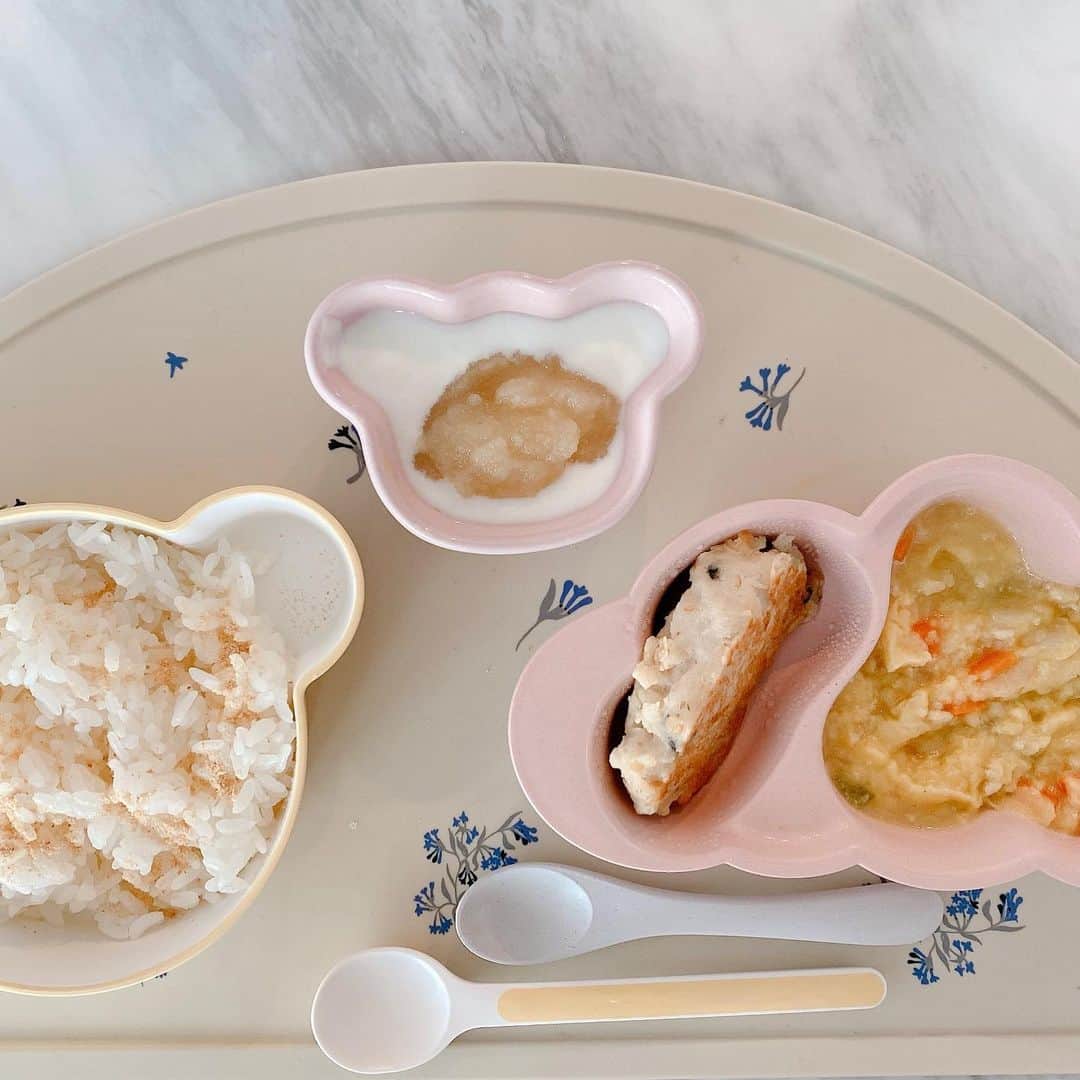 菊地亜美さんのインスタグラム写真 - (菊地亜美Instagram)「. 最近の娘ご飯👧🍚  ・納豆ご飯 ・シチュー ・鶏のハンバーグ ・りんごヨーグルト🍎  ハンバーグ縦に入れちゃって、ほんとに写真これで良いの？という感じですが。笑  ご飯をおかわりする時もあれば、このおかずはなんか違う…とべーっと出すこともあったり🤣  べーっと出したおかずでも次の日は食べたり、だましだましあげてみると食べたりで、日によって変わります👶🏻  基本沢山食べる方なのですが、食べるわりには💩が一日1回とかだったので少し心配してたのに、ここ数日でなぜか一日4.5回くらいくらい出るように🤣  あ、シチューのルウは2枚目のやつを使ってます♥︎ たまたまスーパーで見つけて、娘がパンも大好きなので小麦粉あげすぎるのもなぁと思ってた所に小麦粉ではなくひよこ豆粉のルウを見つけてこれにしてます🍛💛  3枚目は最近お気に入りでよく使うものたち。  @bs1st のアップルソースは、原材料が有機りんごのみの煮潰しペーストなので、ヨーグルトに入れたりパンに塗ったり、おやつの時間の補食用にもそのまま食べたりしてます🍎✨  瓶タイプもあって超便利でヘビロテ🍎🍎  娘が大好きな干し芋は色々試してるんだけど、写真に載ってるやつは持ちやすいし食べやすかった🍠 他もお気に入り沢山あるけど、色々試した結果品種がシルクスイートのものが手で食べるときにそこまでベタつかず程よいねっとり感なので、シルクスイート選びがち😆🍠💕  スムージーもおやつの時間に重宝してるけど、果物だけじゃなく他のものより野菜が多く入ってるので、これを一番使ってます🧡  ただただお気に入りシェア💞」11月21日 20時47分 - amikikuchi0905