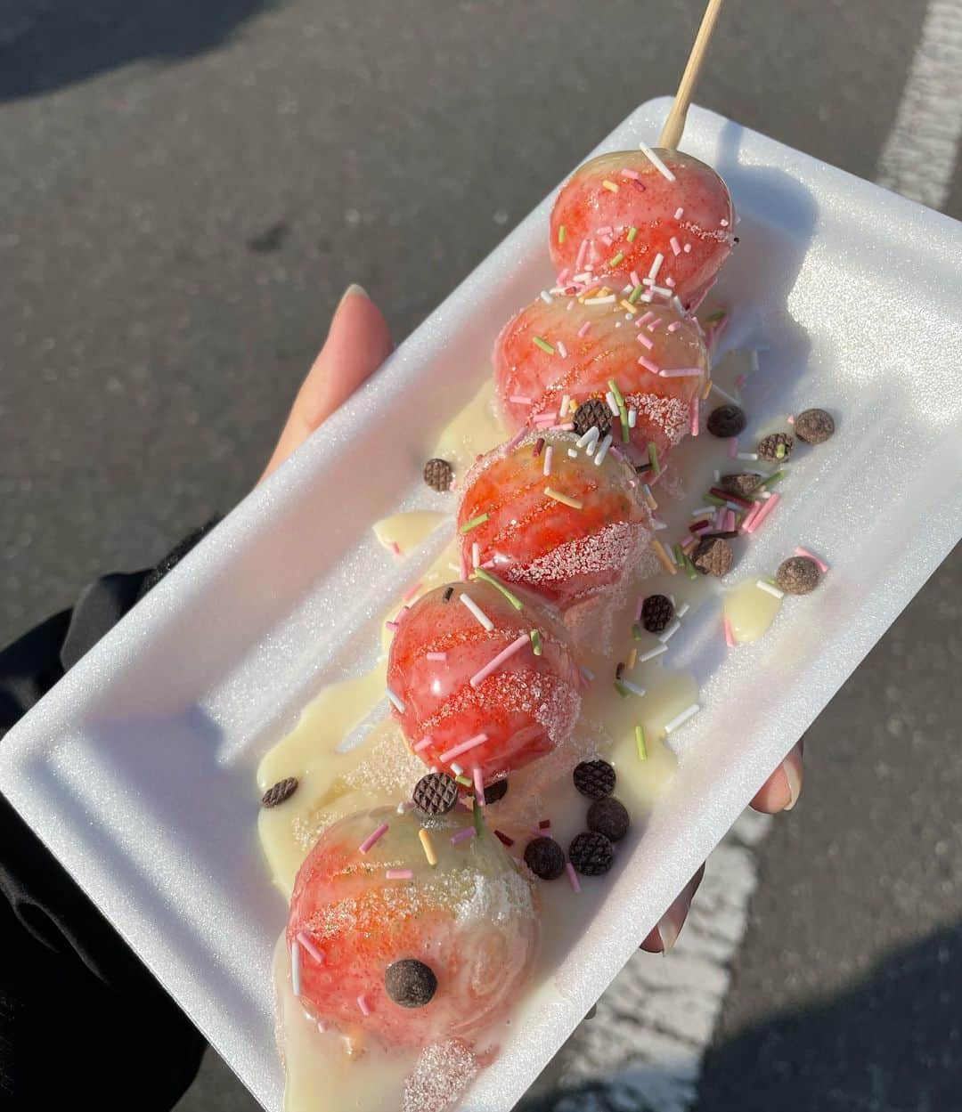 中野みやびのインスタグラム：「いちご飴🍓🍬   #いちご飴  #いちご  #strawberry  #フルーツ飴  #飴  #fruit  #果物  #練習  #chocolate  #チョコ  #ぱりぱり  #中野みやび」