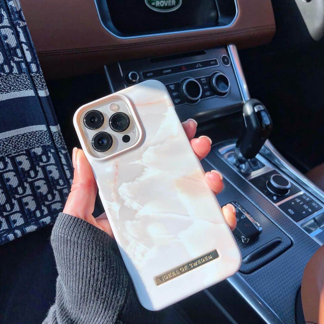 My chan || 舞ちゃんのインスタグラム：「New phone, new sleeve! Black Week sale has started @idealofsweden ♪  Get yours 50% off site wide and free shipping with code Missmychan50 ♡ #IdealOfSweden のブラックウィークセールが始まりました！コード: Missmychan50 で全品50％オフ+送料無料です♪ 良かったら使って下さい♡ #adv」
